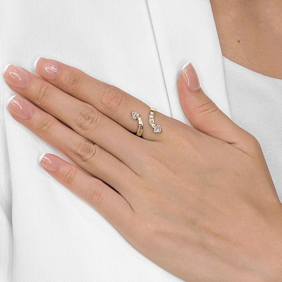 Moderne Romantik formt sich in diesem eleganten Wickelring aus warmem 18-karätigem Gelbgold. Das offene Design mit zwei herzförmigen natürlichen Diamanten von insgesamt 0,6 ct. schlängelt sich anmutig um den Finger - jede Spitze ist mit einem