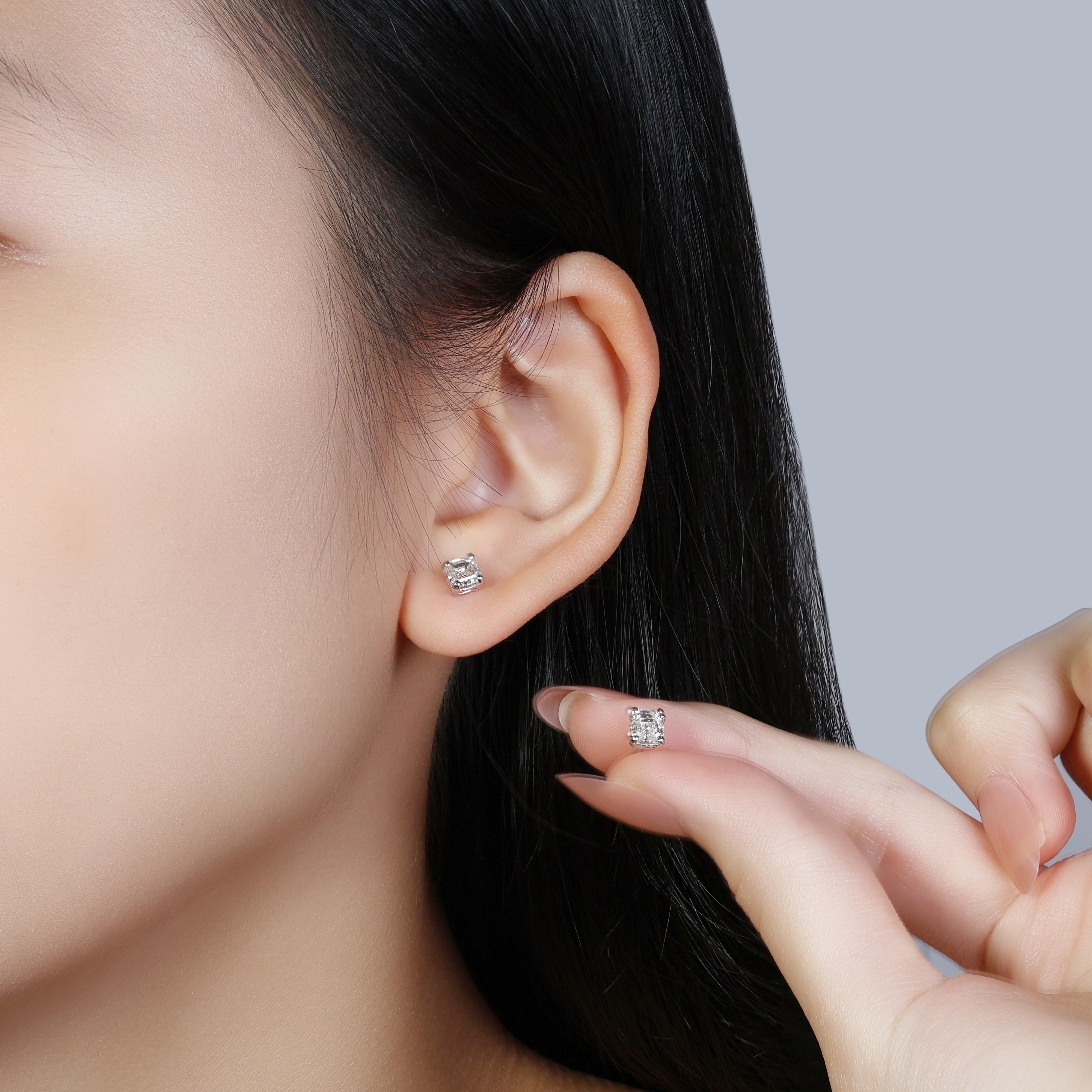 Rehaussez votre élégance avec ces superbes boucles d'oreilles en or blanc 18 carats, ornées de deux diamants carrés taille émeraude d'une valeur totale de 1,00 carat. Méticuleusement fabriquées, ces boucles d'oreilles pèsent 2,05 grammes, offrant