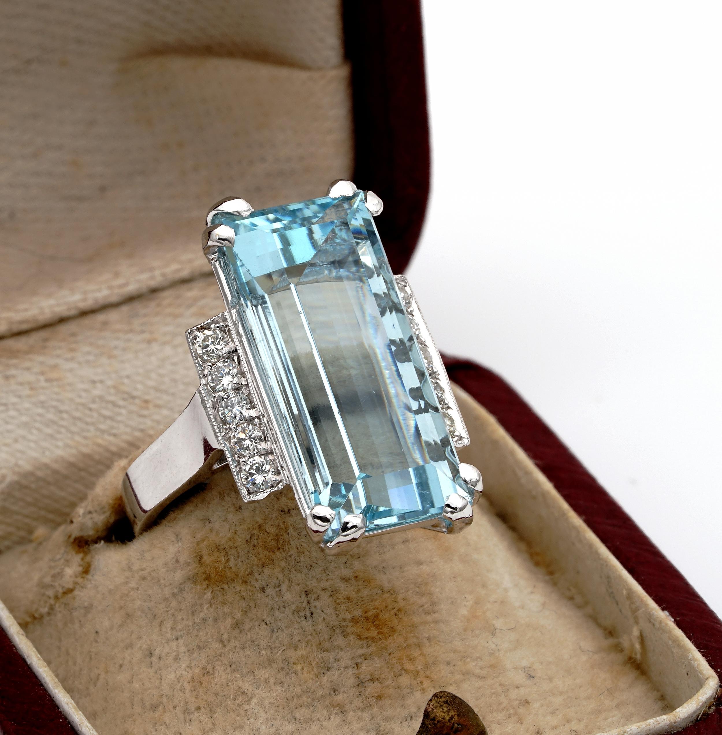 Stunning 10.00 Carat Natural Aquamarine and Diamond 1960s Ring In Good Condition For Sale In Napoli, IT