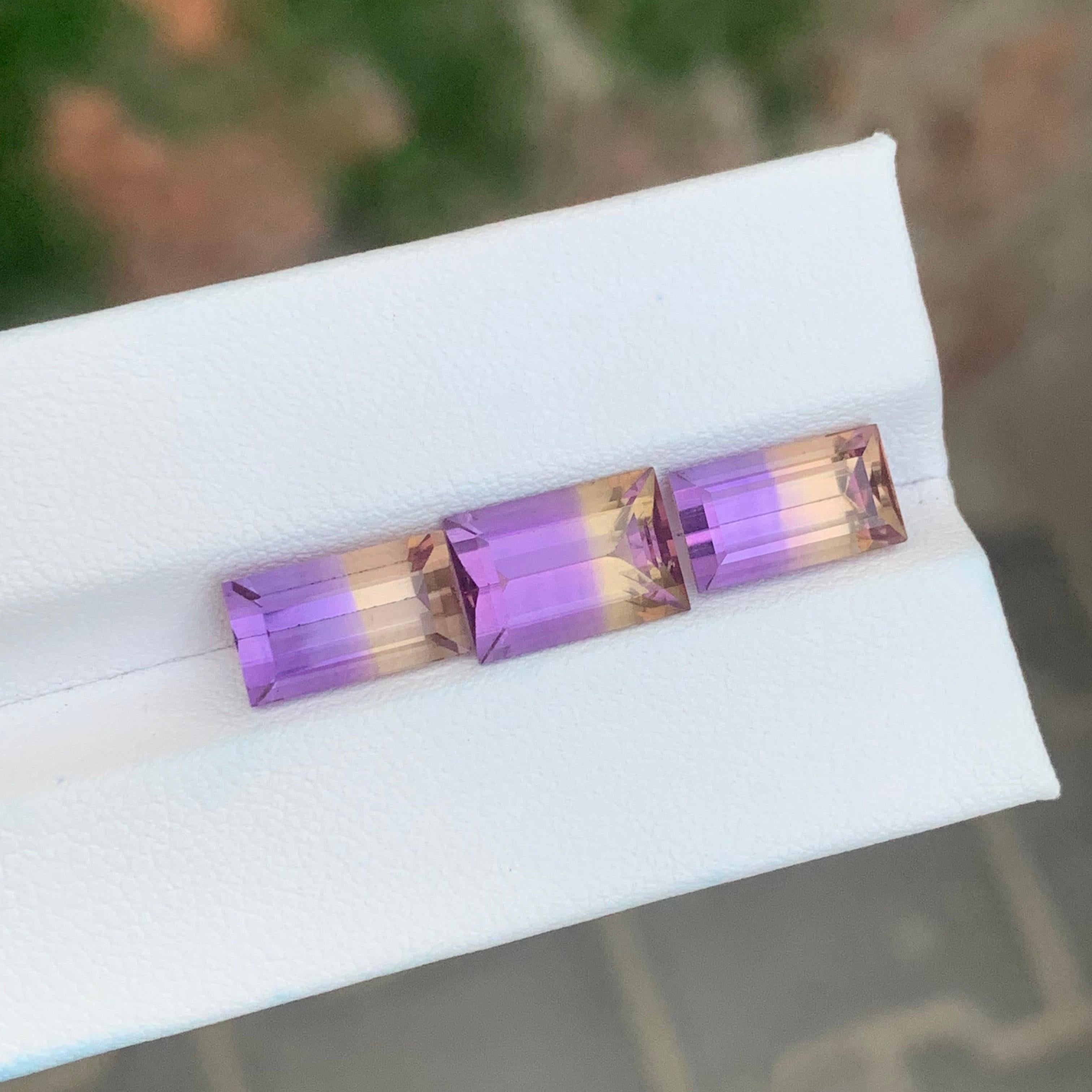 Facettierter Ametrin Satz 

Gewicht: 10,10 Karat
Abmessung: 10.9 x 6.1 x 6.1 Mm 
                    10.8 x 7.3 x 5.6 Mm
                     10.6 x 6.1 x 5.9 Mm 
Die Form: Baguette 
Farbe: Lila & Gelb
Behandlung: Nicht
Zertifikat: Auf