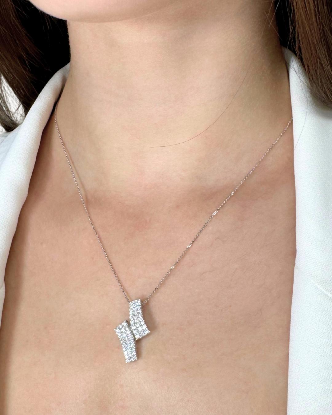 Splendida collana di diamanti da 1,03 carati in oro bianco 18 carati - certificato IGI

Questa elegante collana di diamanti in oro bianco 18 carati irradia una raffinatezza senza tempo e una delicata brillantezza. Adornato da 54 diamanti a taglio