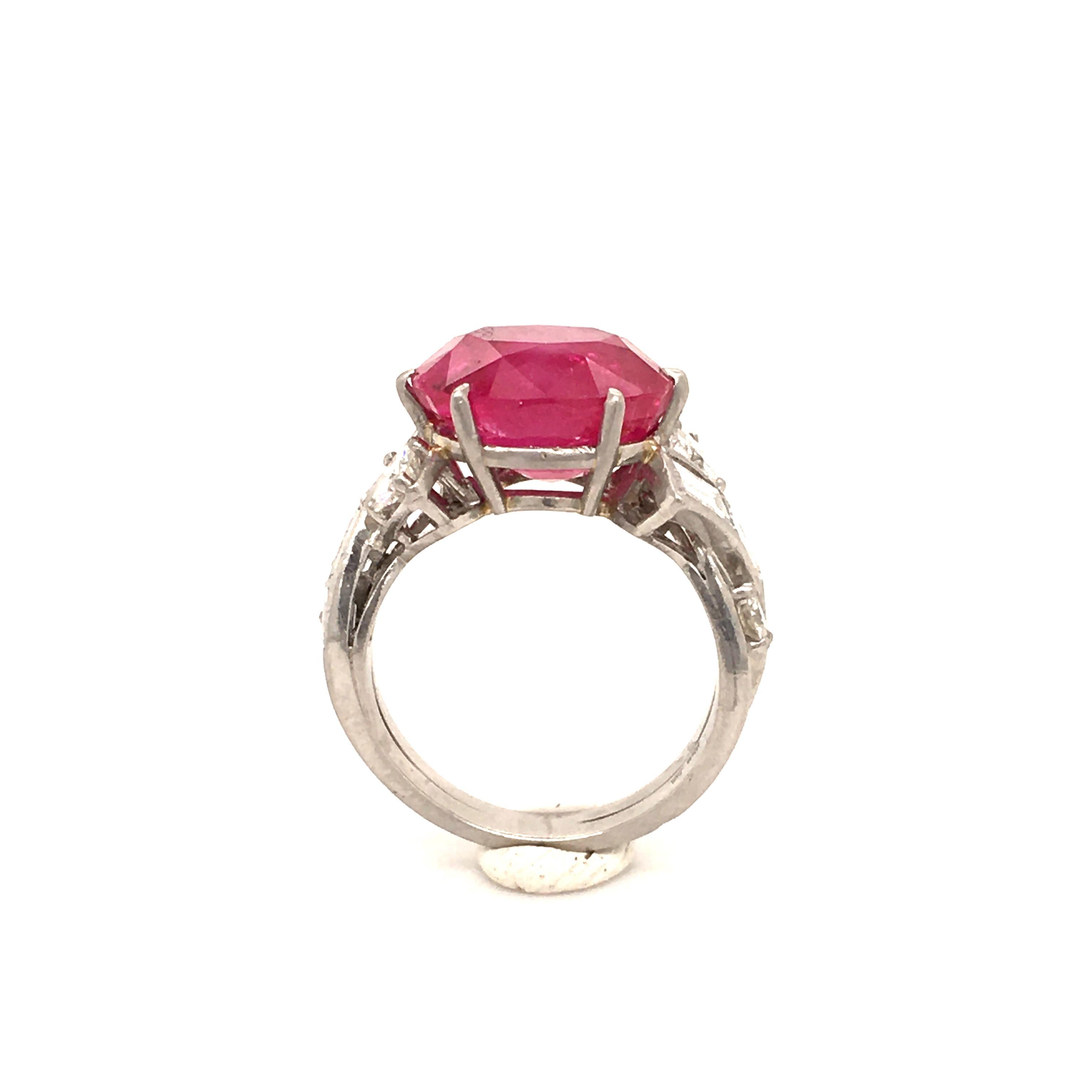 Stunning 10.40 Carat Burma Ruby and Diamond Ring in Platinum 950 In Good Condition In Lucerne, CH