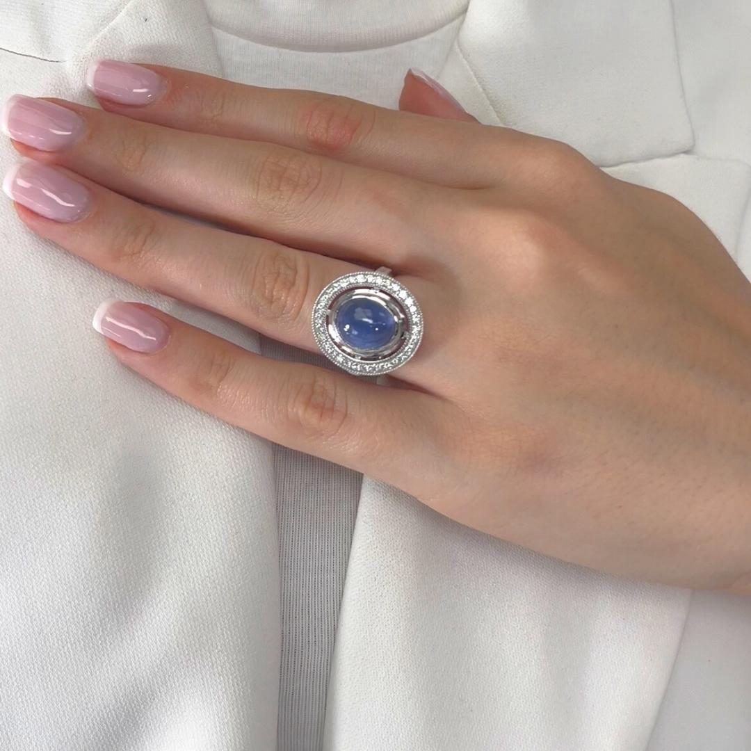 Whiting - Bague de cocktail en or blanc 18 carats, saphir étoilé et diamants, 10,92 carats - certifié IGI

Mélange envoûtant de rareté et d'élégance, ce saphir étoilé de 10,27 ct de forme ovale séduit par sa teinte bleu clair enchanteresse et son