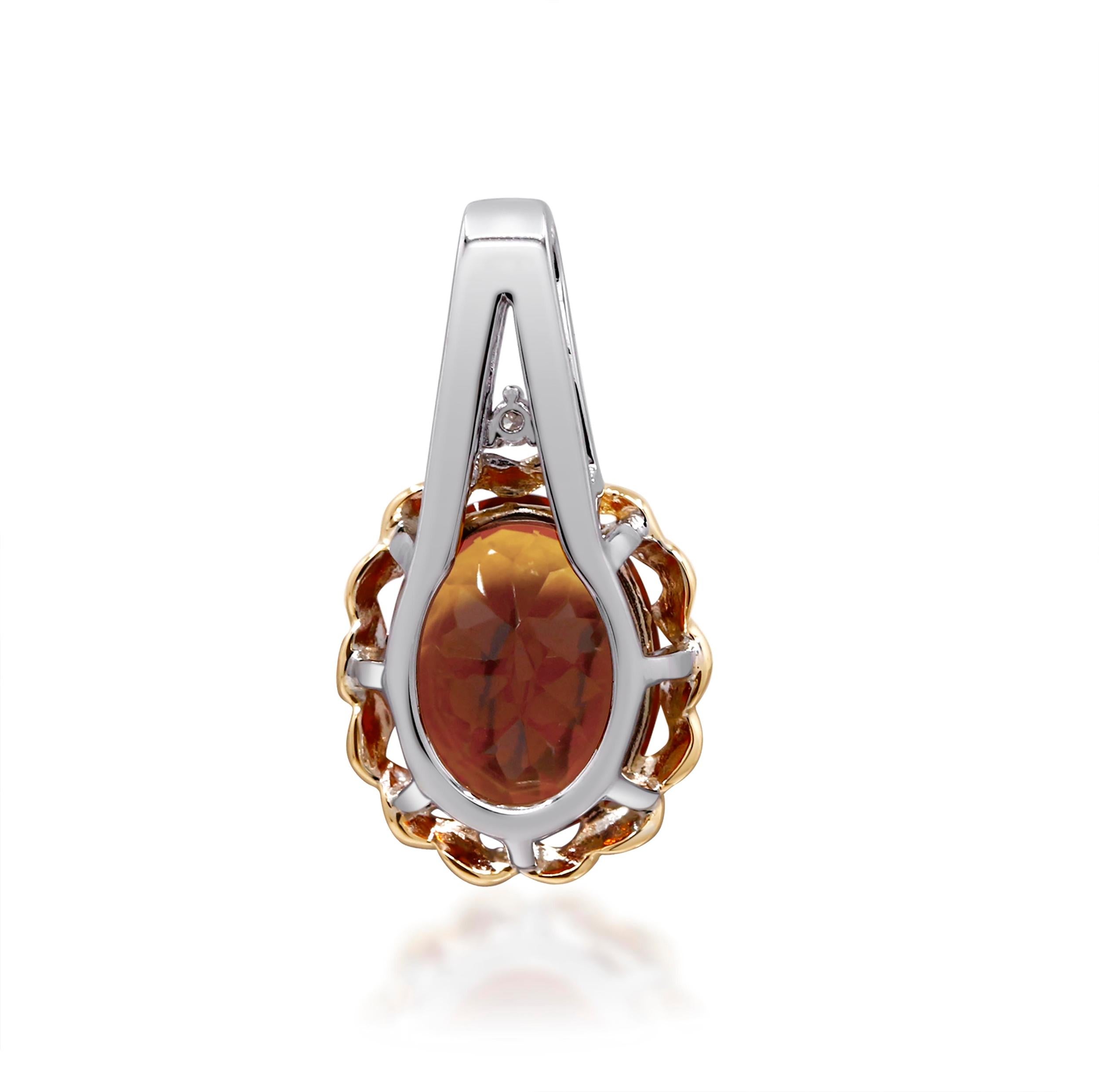  Beleuchten Sie Ihren Stil mit diesem exquisiten zweifarbigen Goldanhänger mit einem auffälligen brasilianischen Citrin im Ovalschliff, der 2,51 Karat wiegt. Dieses elegante Schmuckstück ist aus 10 Karat Gold und 925er Silber gefertigt und zeigt