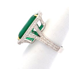 Stunning Emerald and diamond ring