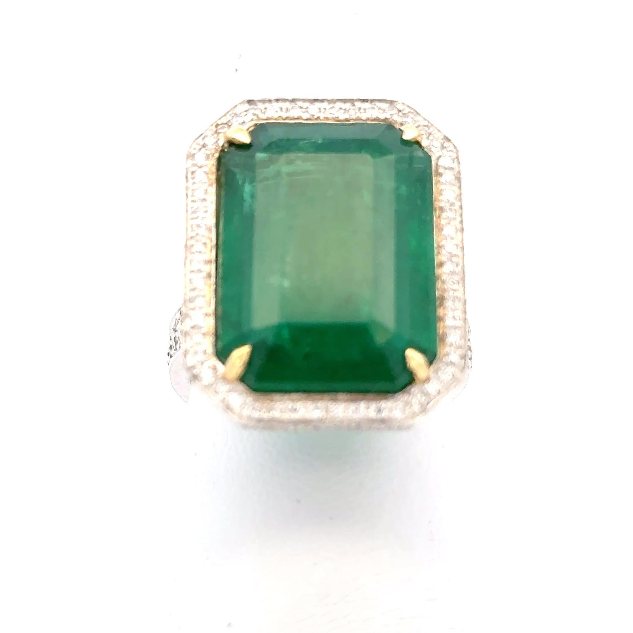 Smaragd und Diamantring (Moderne) im Angebot