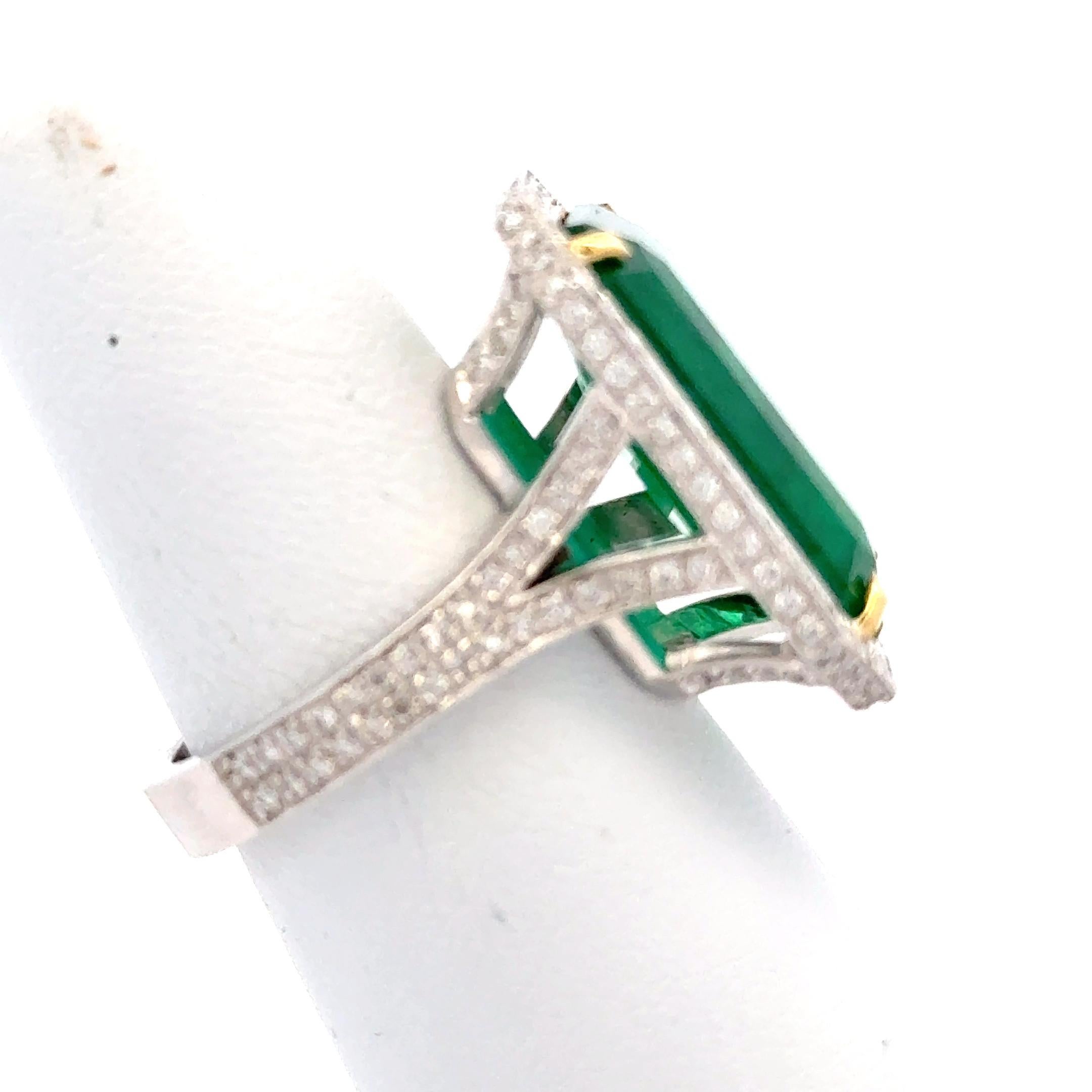 Smaragd und Diamantring (Smaragdschliff) im Angebot