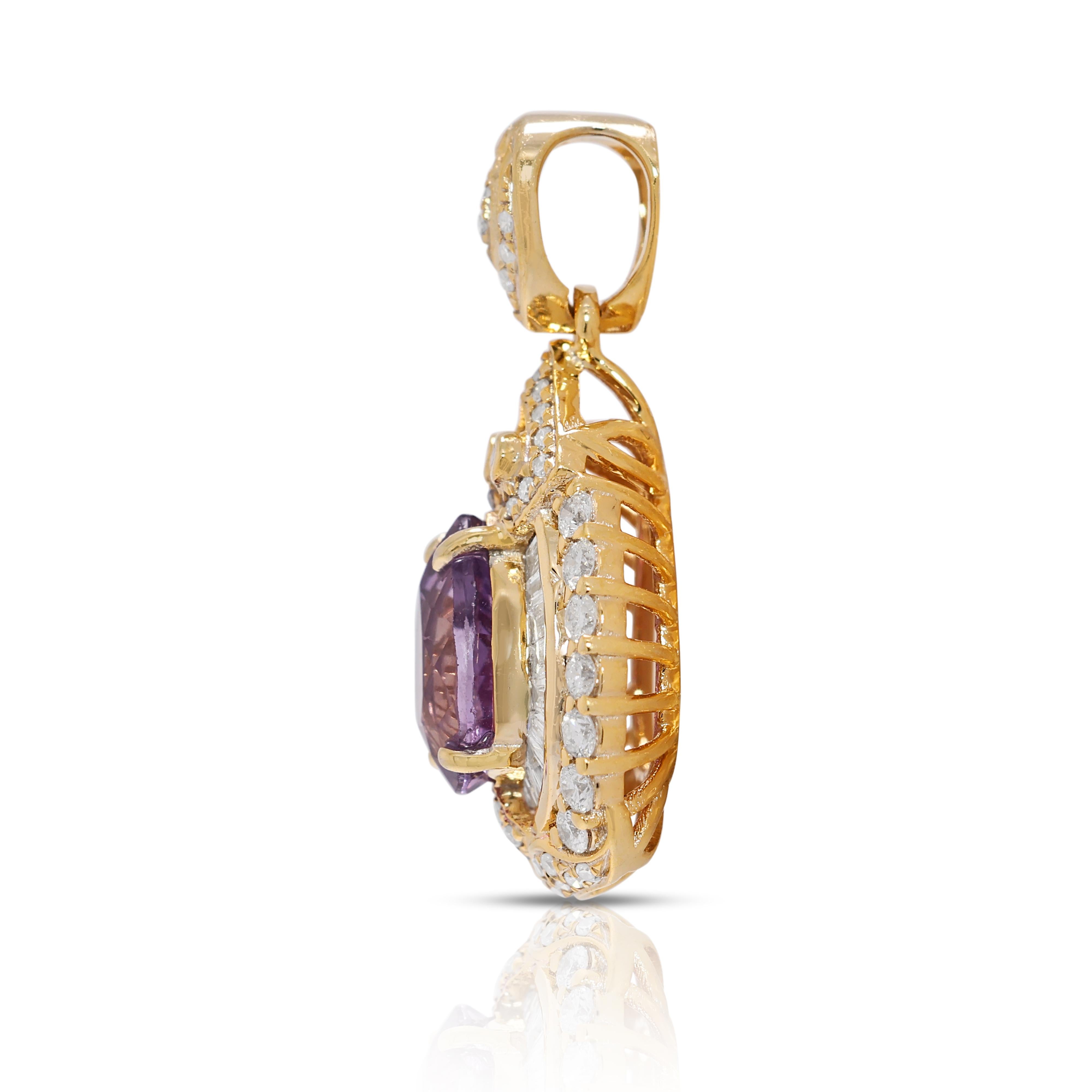 Women's Stunning 1.14ct Purple Sapphire and Natural Diamonds Pendant in 18K Yellow Gold For Sale