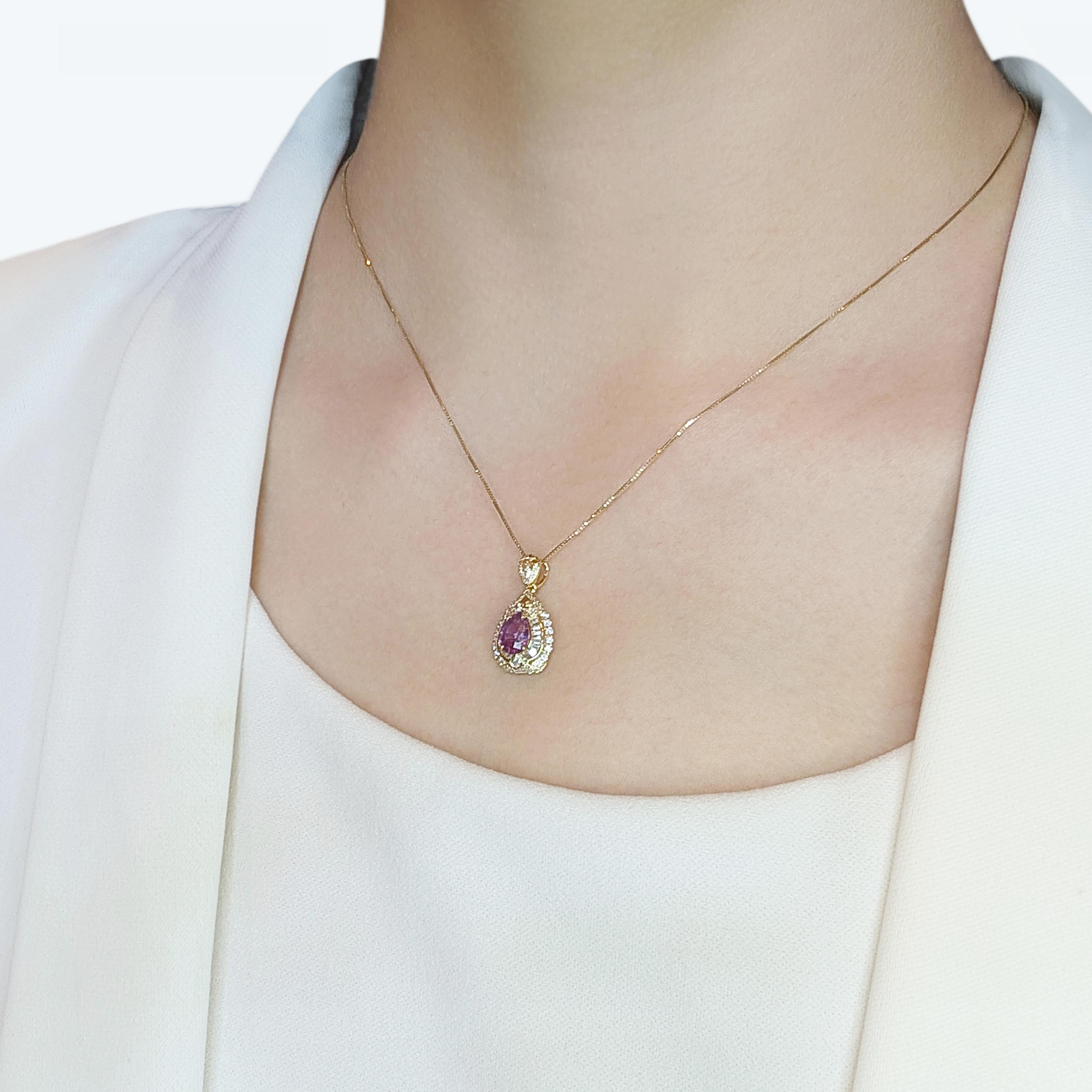 Stunning 1.14ct Purple Sapphire and Natural Diamonds Pendant in 18K Yellow Gold For Sale 2