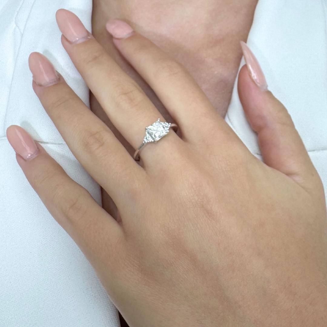 Stupendo anello con cluster di diamanti da 1,15 carati in oro bianco 14k - Certificato GIA

Un raffinato capolavoro di luce e lusso, questo elegante anello mette in mostra un diamante a taglio quadrato da 1,03 ct del massimo grado di colore e di