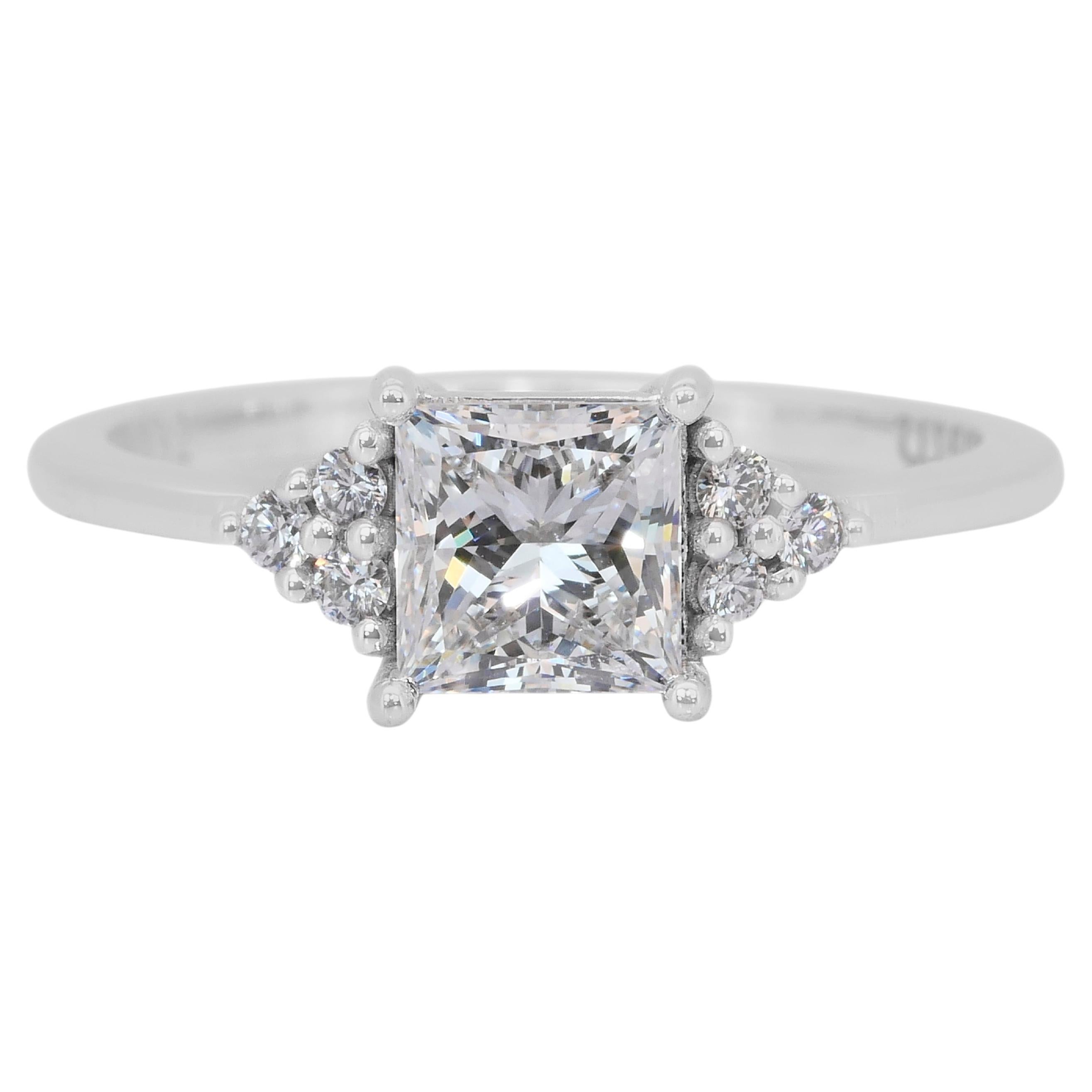Stupendo anello con cluster di diamanti da 1,15 carati in oro bianco 14k - Certificato GIA in vendita