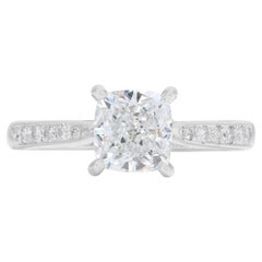 Superbe bague solitaire avec diamants latéraux sertis en or blanc 18 carats de 1,16 carat