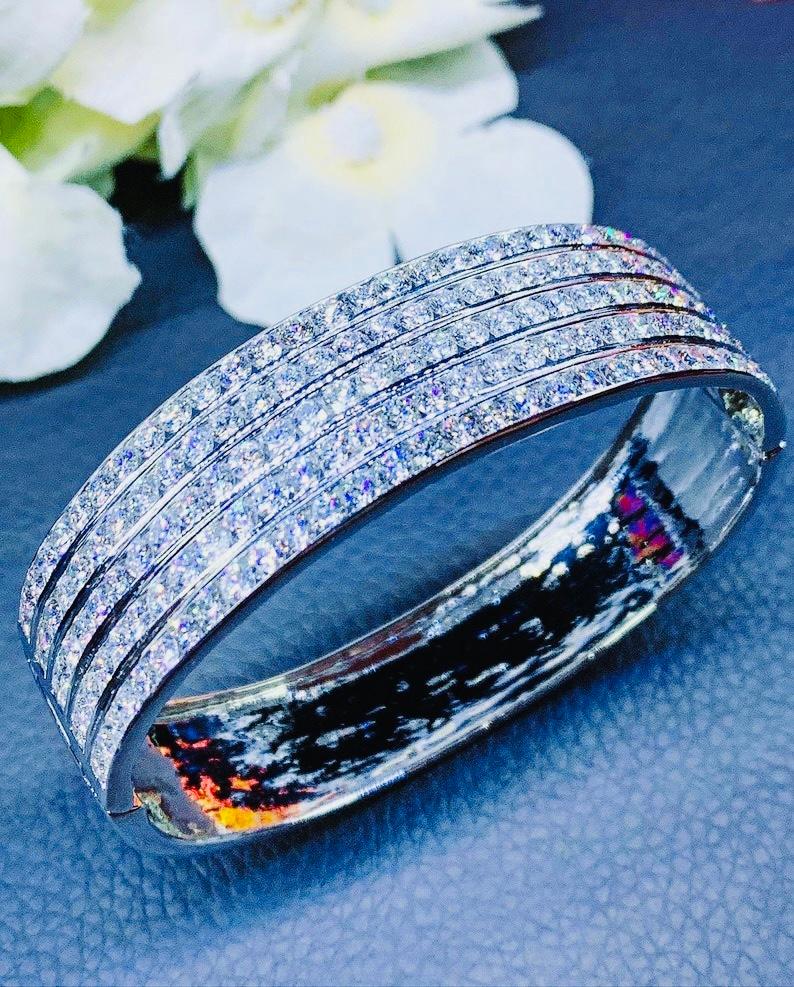 Women's Certified 11, 78 Carats  Natural Diamonds 18k Gold Bracelet  For Sale