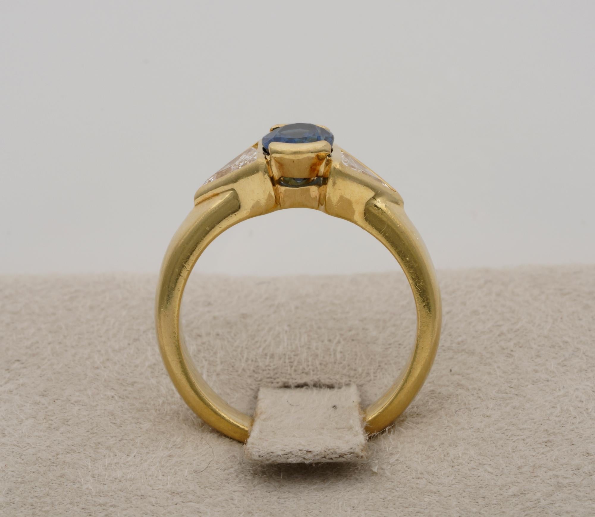 Stunning 1.20 Carat Natural Sapphire 1.10 Carat Triangular Diamond Ring In Good Condition For Sale In Napoli, IT