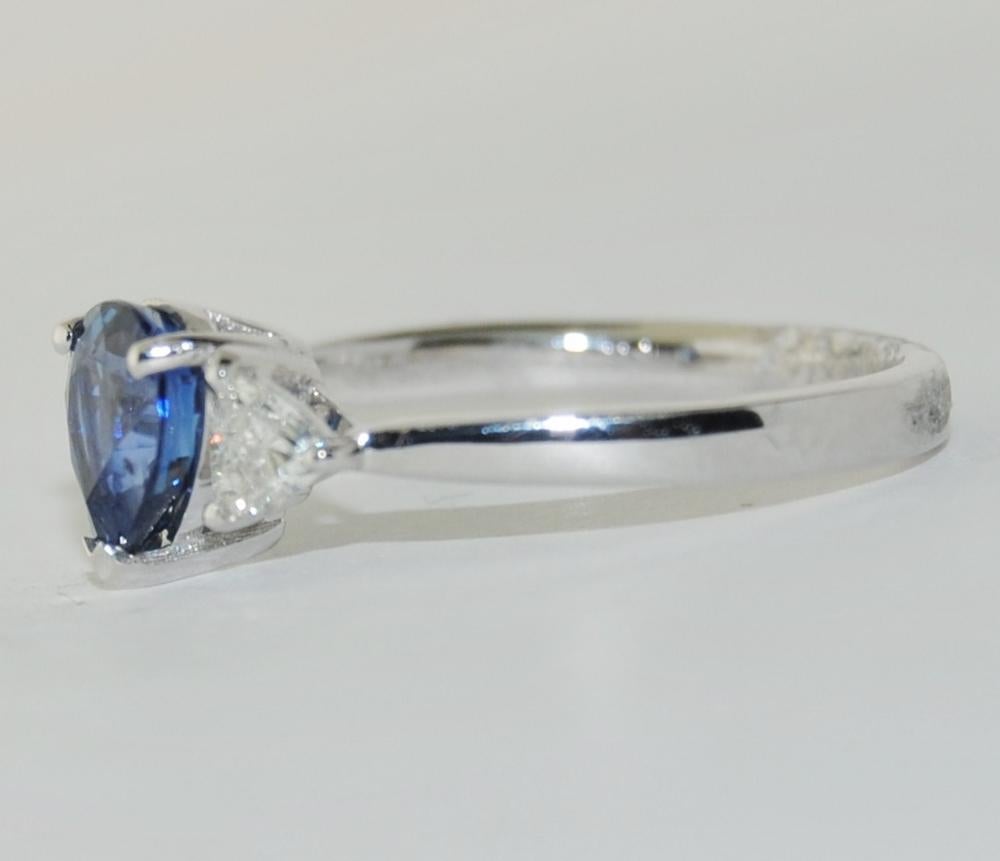 Contemporary Stunning 1.22 Carat Sapphire and Diamond Ring in 18 Karat White Gold For Sale
