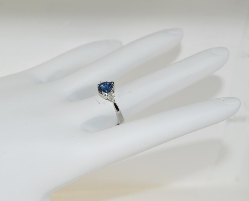 Stunning 1.22 Carat Sapphire and Diamond Ring in 18 Karat White Gold In New Condition For Sale In Los Angeles, CA