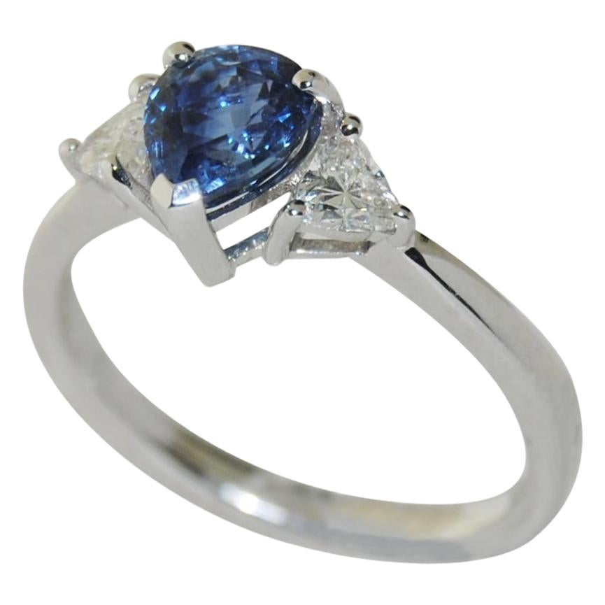 Stunning 1.22 Carat Sapphire and Diamond Ring in 18 Karat White Gold For Sale
