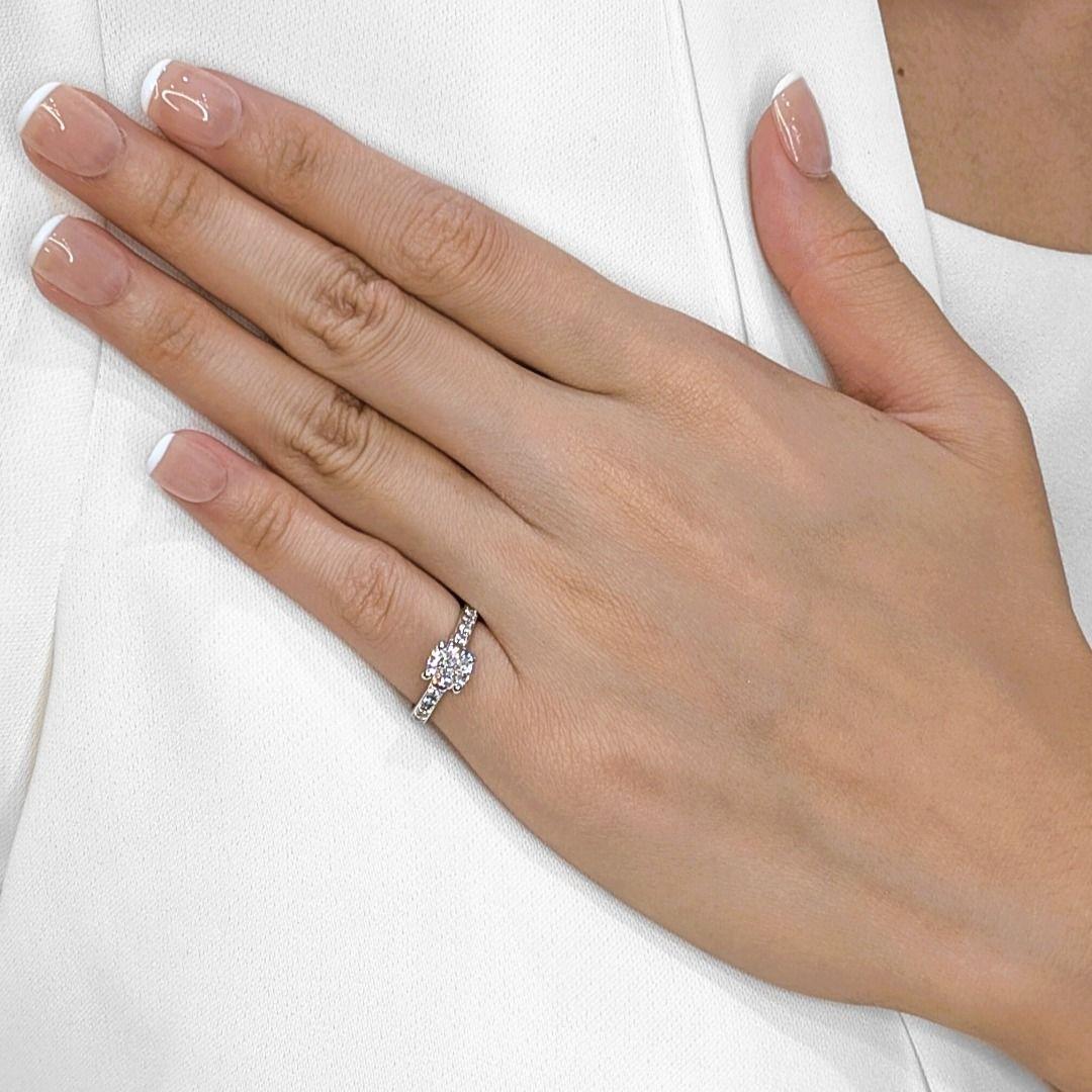 Il cuore di questo anello è costituito da un diamante da 1,02 carati con taglio a cuscino (colore H, purezza VS2), certificato da GIA per la sua brillantezza e autenticità. La sua morbida silhouette quadrata irradia un'eleganza senza tempo, mentre