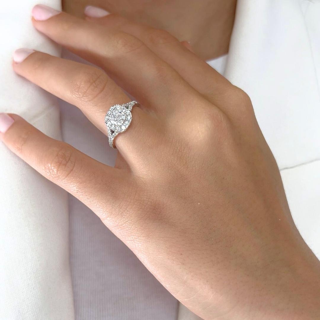 Stupendo anello aureolato con diamanti doppio taglio ideale eccellente da 1,23 carati in oro bianco 18 carati - Certificato GIA

Celebra la brillantezza con questo squisito anello con aureola in oro bianco 18 carati, con un diamante da 0,75 carati