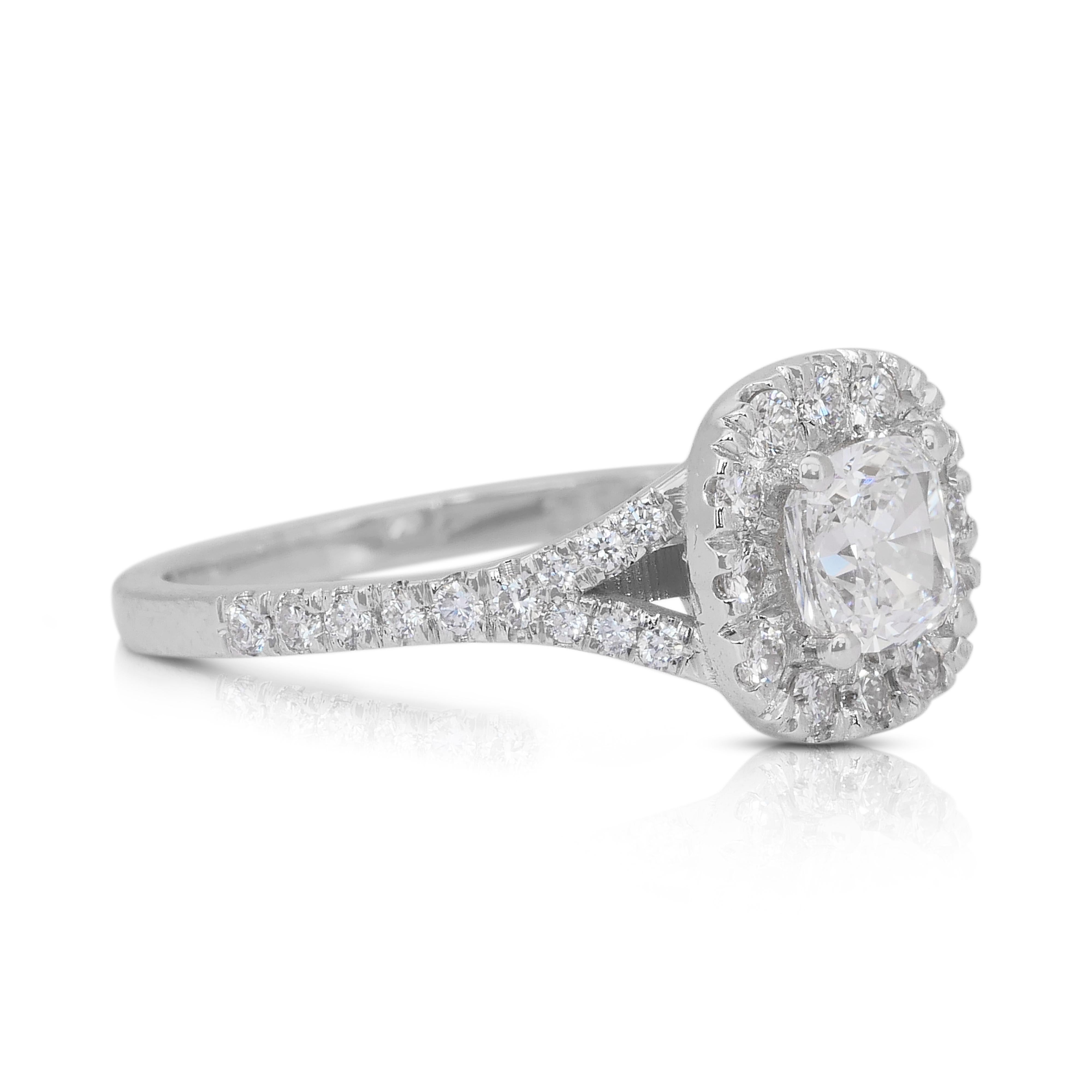 Taglio cuscino Stupendo anello aureolato con diamanti doppio taglio ideale eccellente da 1,23 carati in oro bianco 18 carati in vendita