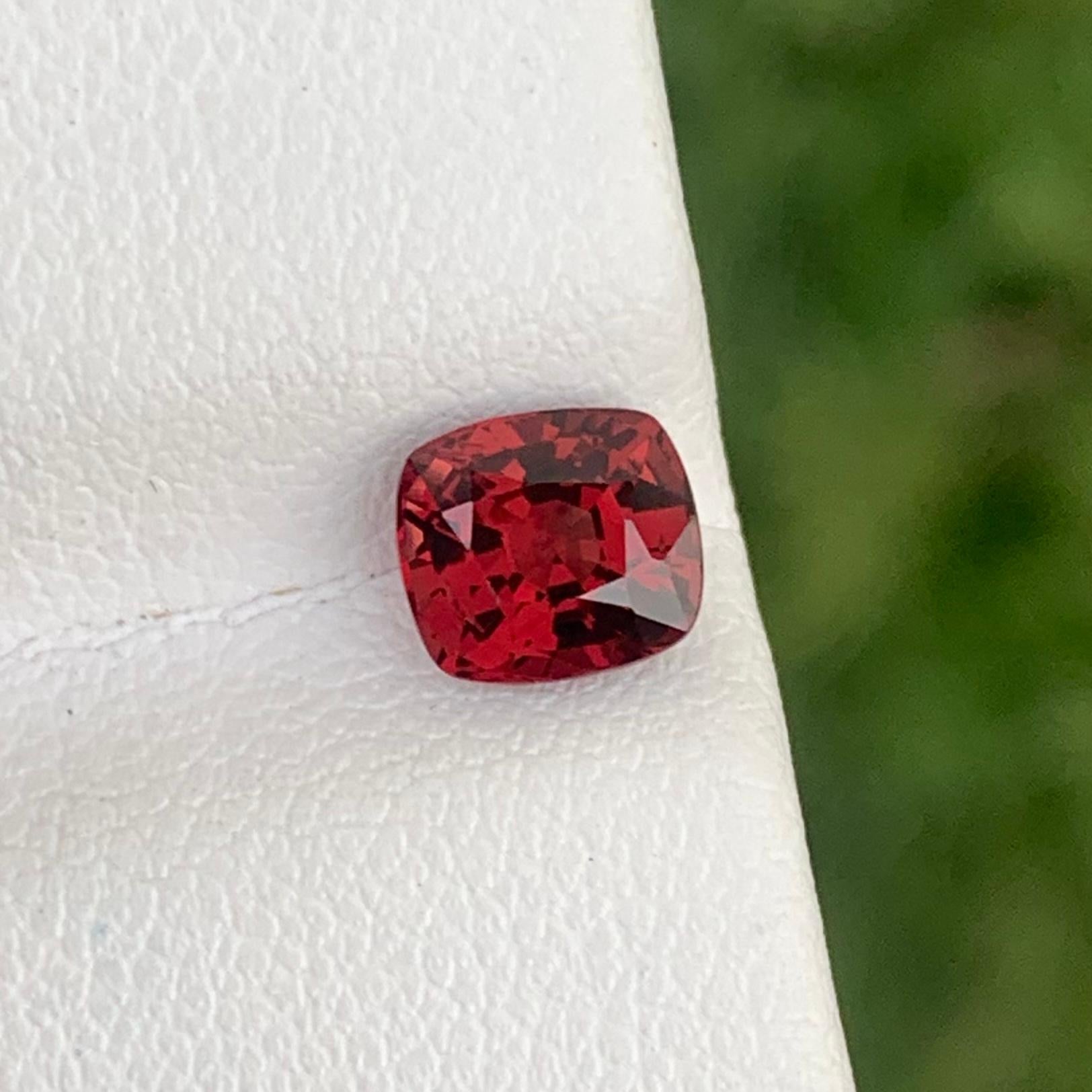 Impresionante gema de espinela roja birmana suelta natural de 1,25 quilates en forma de cojín en venta 4
