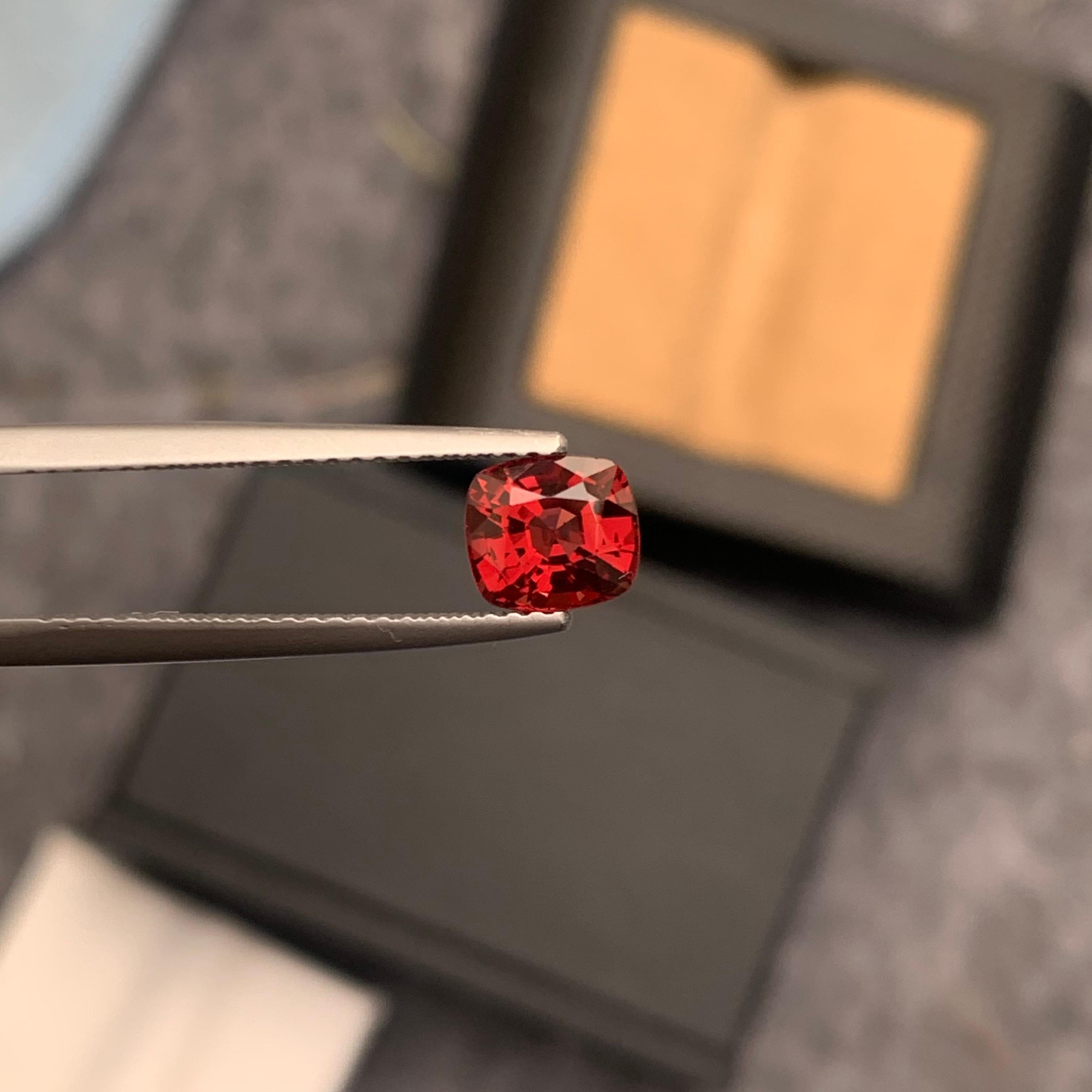 Impresionante gema de espinela roja birmana suelta natural de 1,25 quilates en forma de cojín Corte cojín en venta