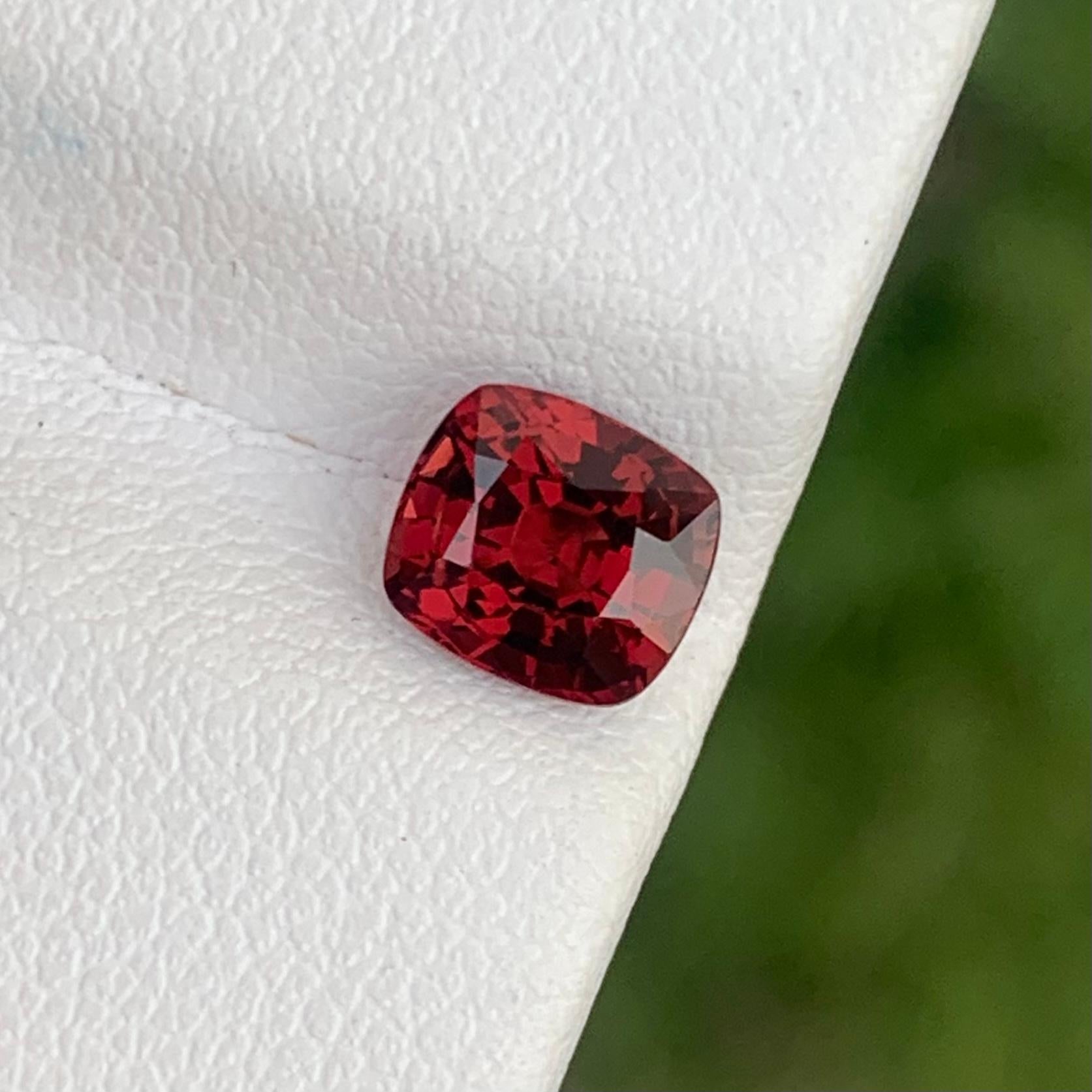 Impresionante gema de espinela roja birmana suelta natural de 1,25 quilates en forma de cojín en venta 2