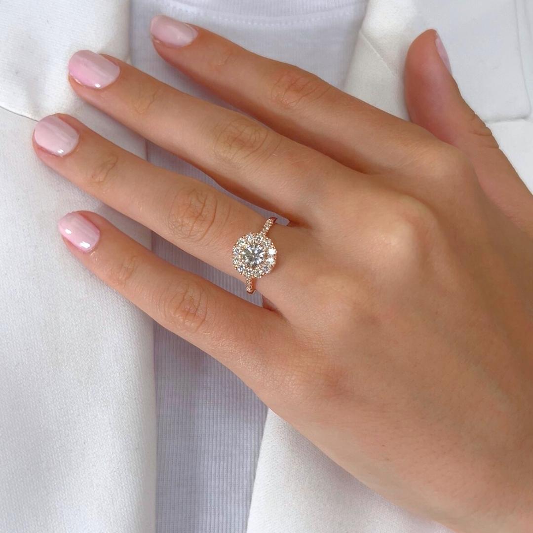 Stunning 1.28ct Diamonds Halo Ring in 18k Rose Gold - IGI Certified

Indulge in soft sophistication with this romantic 18k rose gold diamond ring, centered by a sparkling 0.75ct round-cut diamond. Complementing it are 22 round diamonds totaling