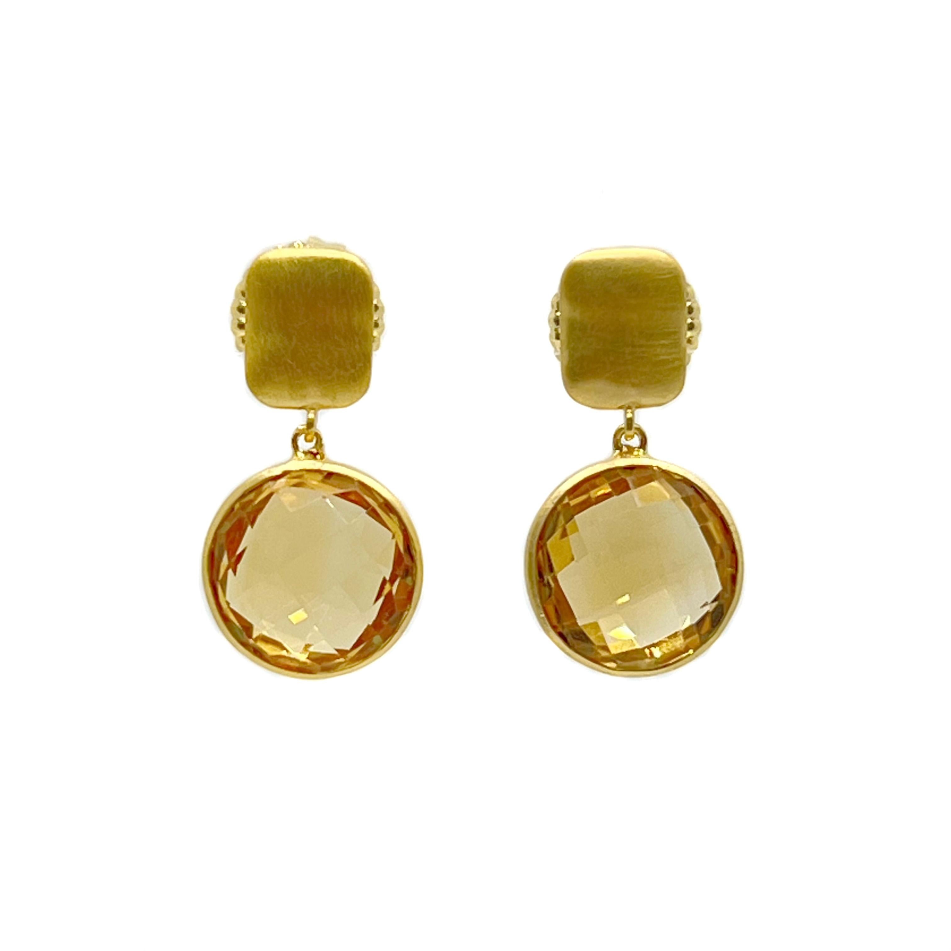 Pendientes Bijoux Num 12ct Citrino Redondo Corte Briolette Gota Vermeil

Este impresionante par de pendientes incluye citrinos brasileños redondos talla briolette de primera calidad (6 ct cada uno, 12 ct de peso total), engastados en oro amarillo