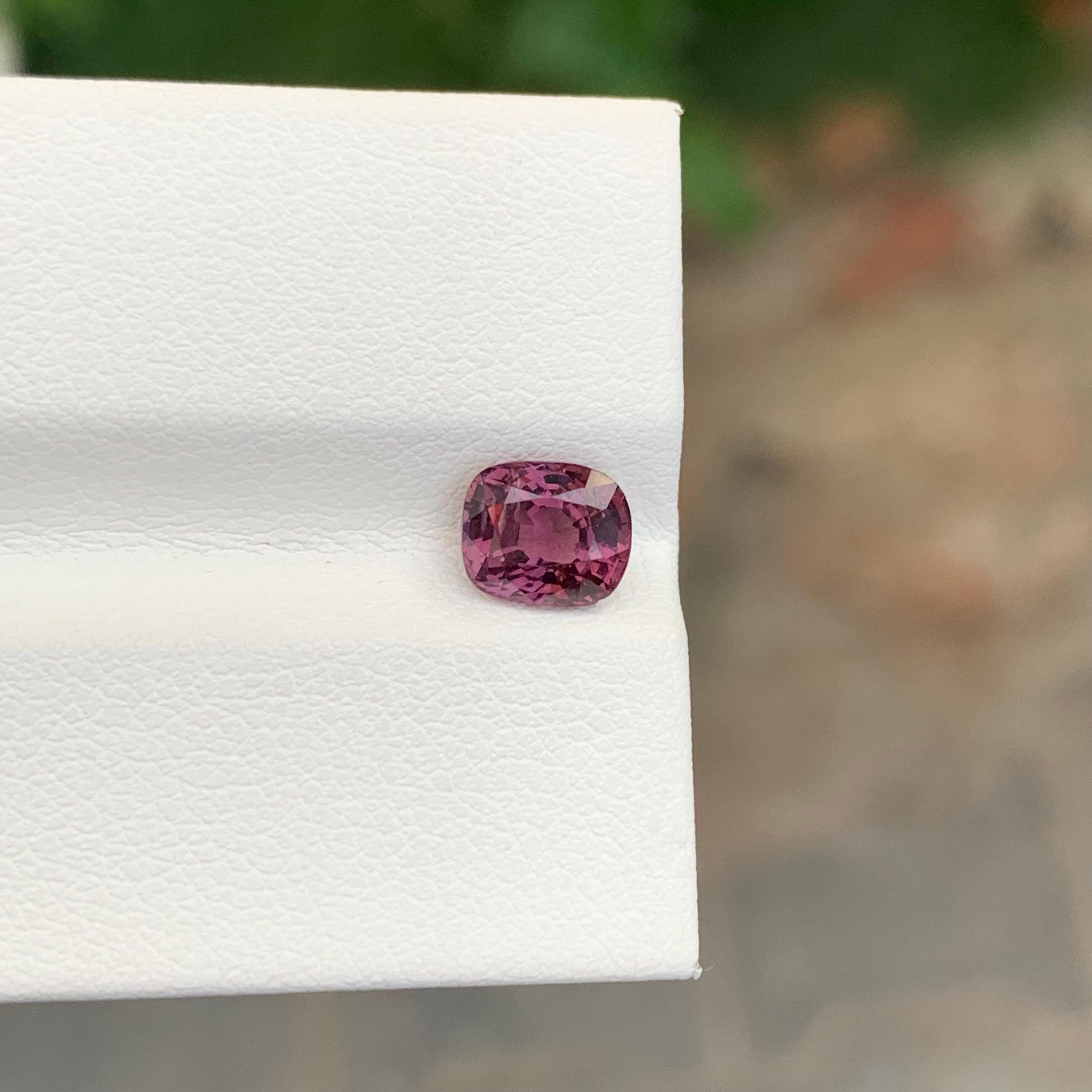 Spinello rosa marroncino sfaccettato

Peso : 1,30 Carati
Dimensioni: 6,5 x 5,5 x 4,3 mm
Colore : Rosa marroncino 
Trattamento: Non
Forma: Cuscino

Lo spinello è una gemma affascinante, apprezzata per i suoi colori brillanti e la sua eccezionale