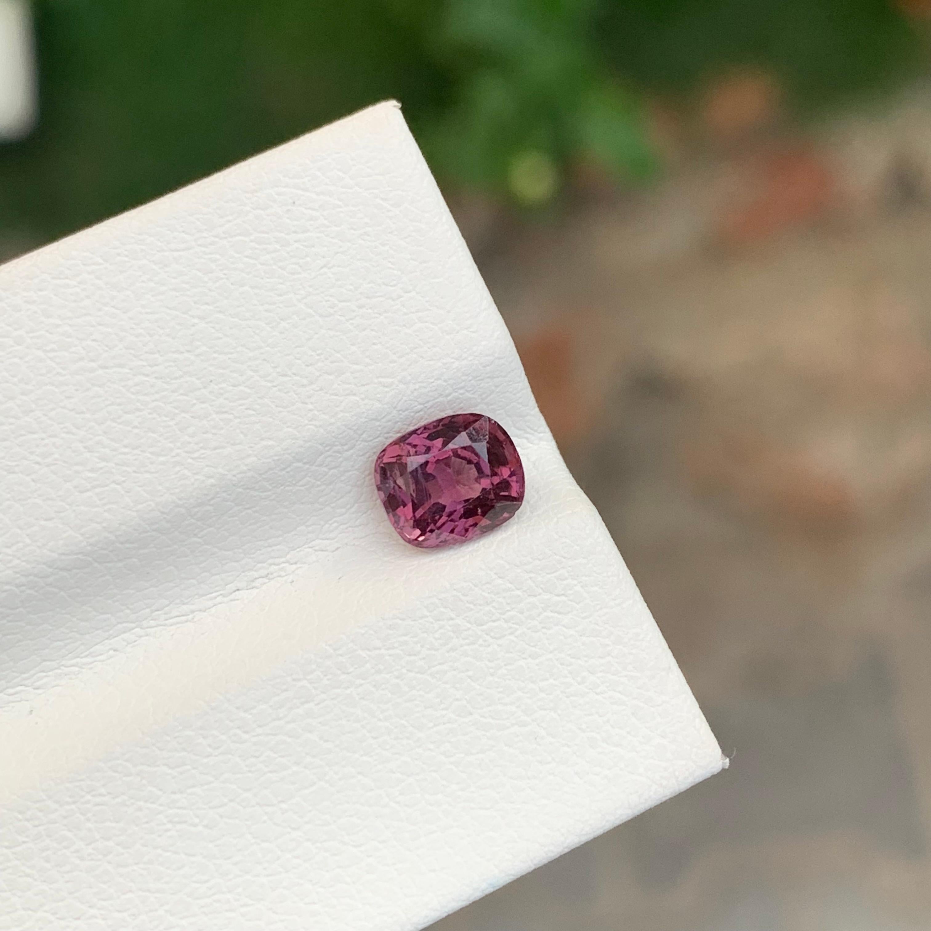 Taglio cuscino Splendido spinello rosa marroncino vivido da 1,30 carati proveniente dalla miniera del Myanmar in vendita