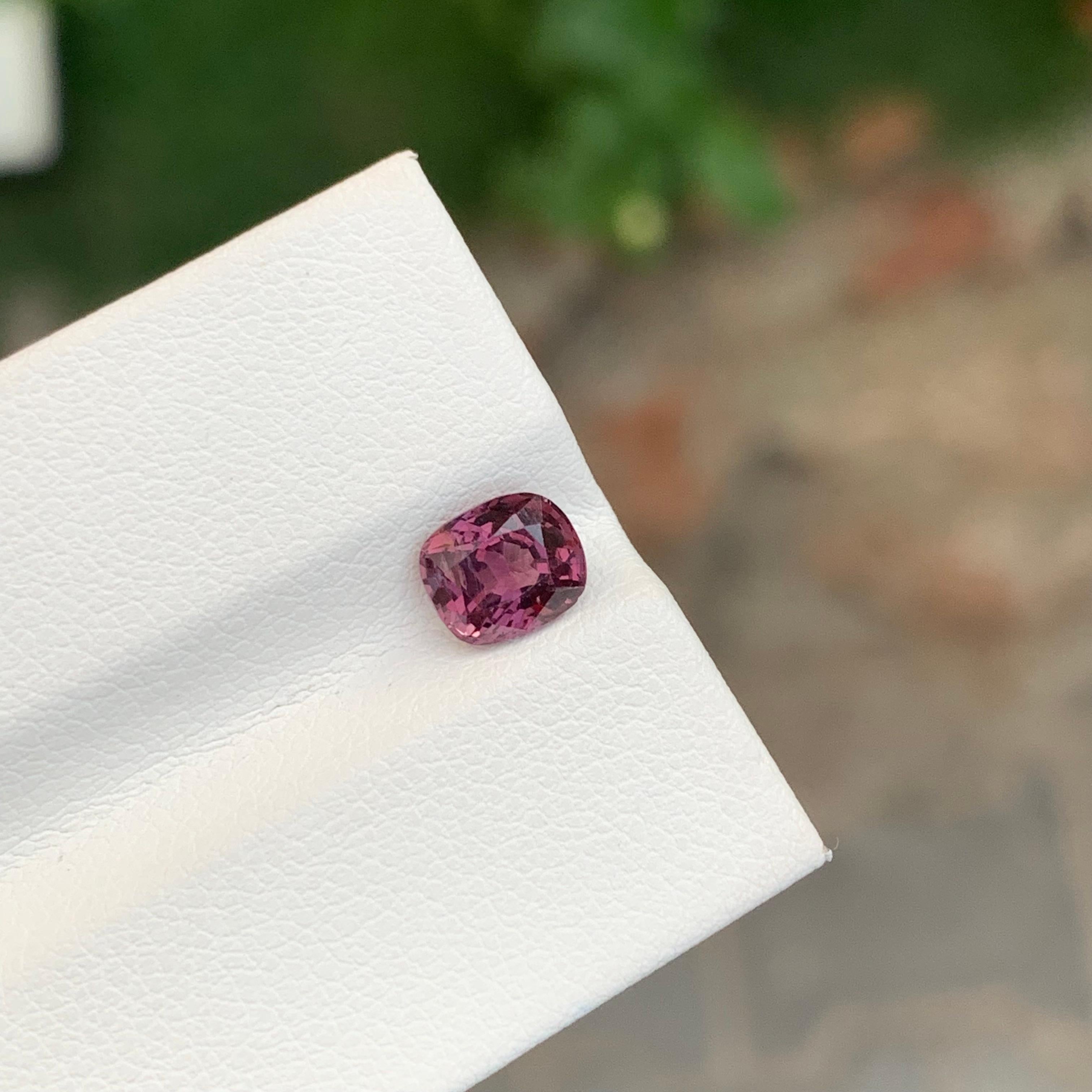 Splendido spinello rosa marroncino vivido da 1,30 carati proveniente dalla miniera del Myanmar In condizioni Nuovo in vendita a Peshawar, PK
