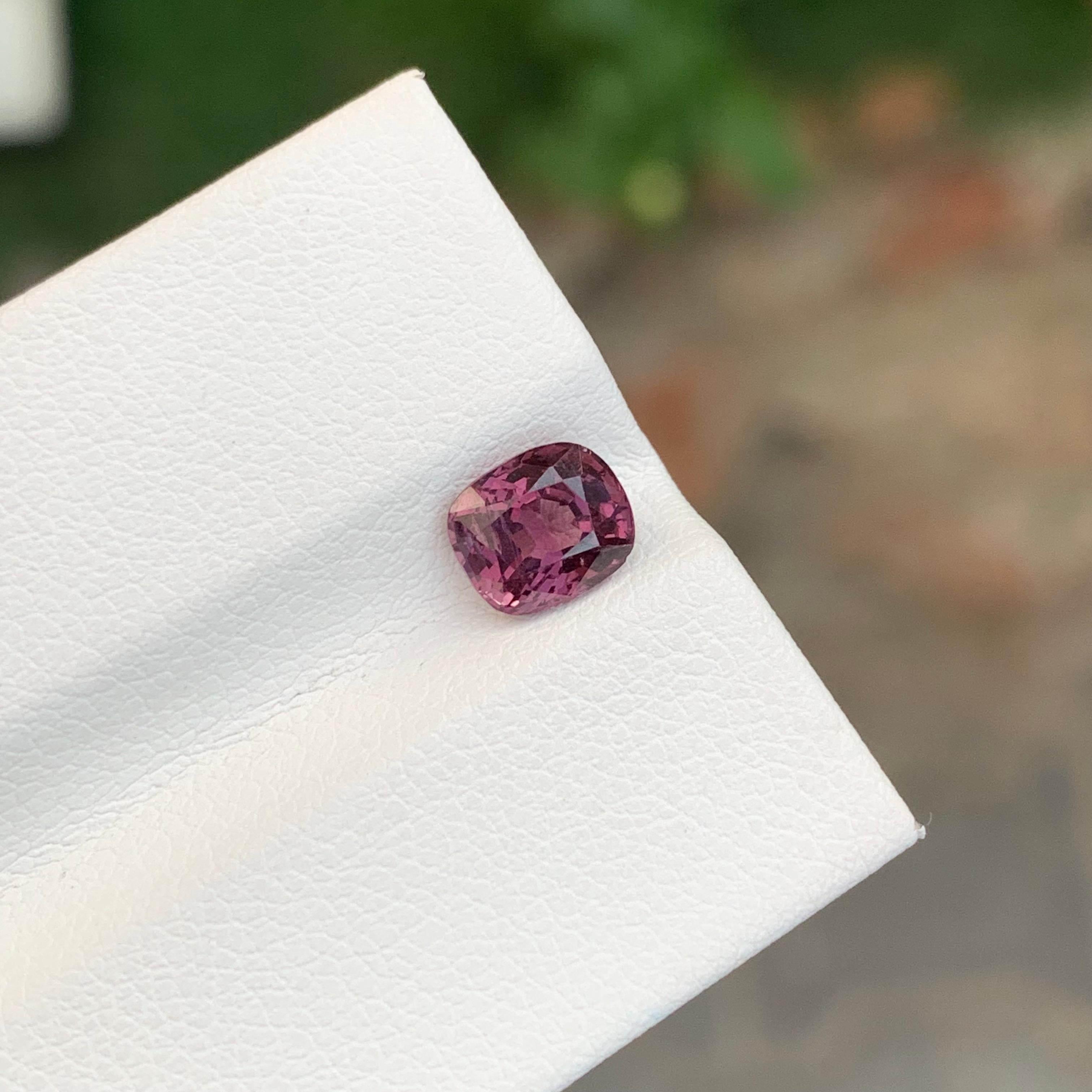 Splendido spinello rosa marroncino vivido da 1,30 carati proveniente dalla miniera del Myanmar in vendita 1