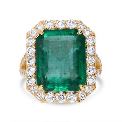 Stunning 13.11ct Certified Green Emerald & Diamond Ring in 18k Yellow Gold
