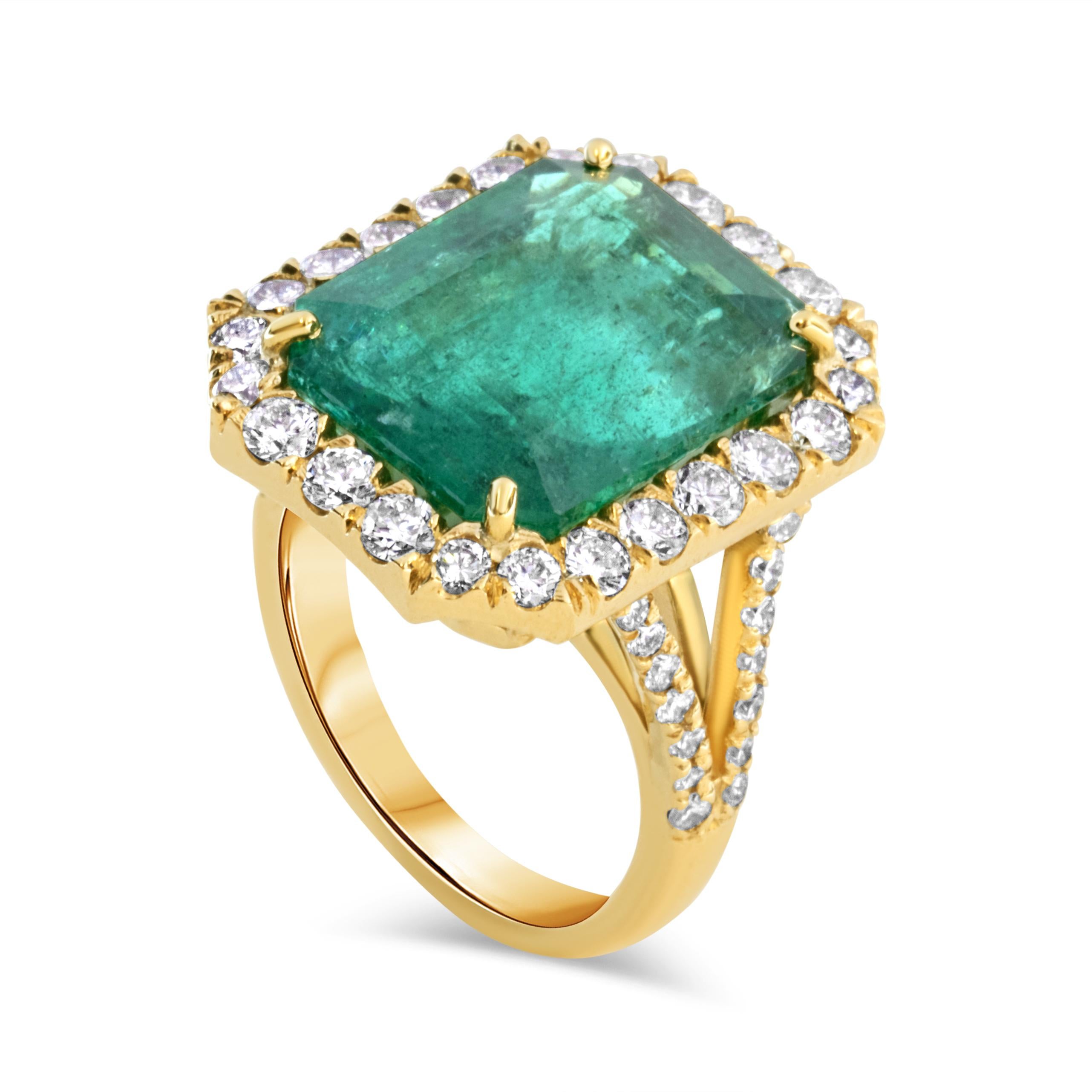 Contemporary Stunning 13.11ct Certified Green Emerald & Diamond Ring in 18k Yellow Gold For Sale