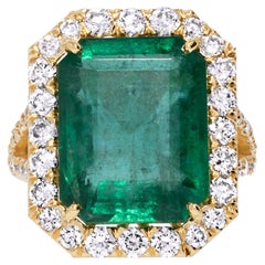Sorprendente anillo de oro amarillo de 18 quilates con esmeralda verde certificada de 13,11 quilates y diamantes