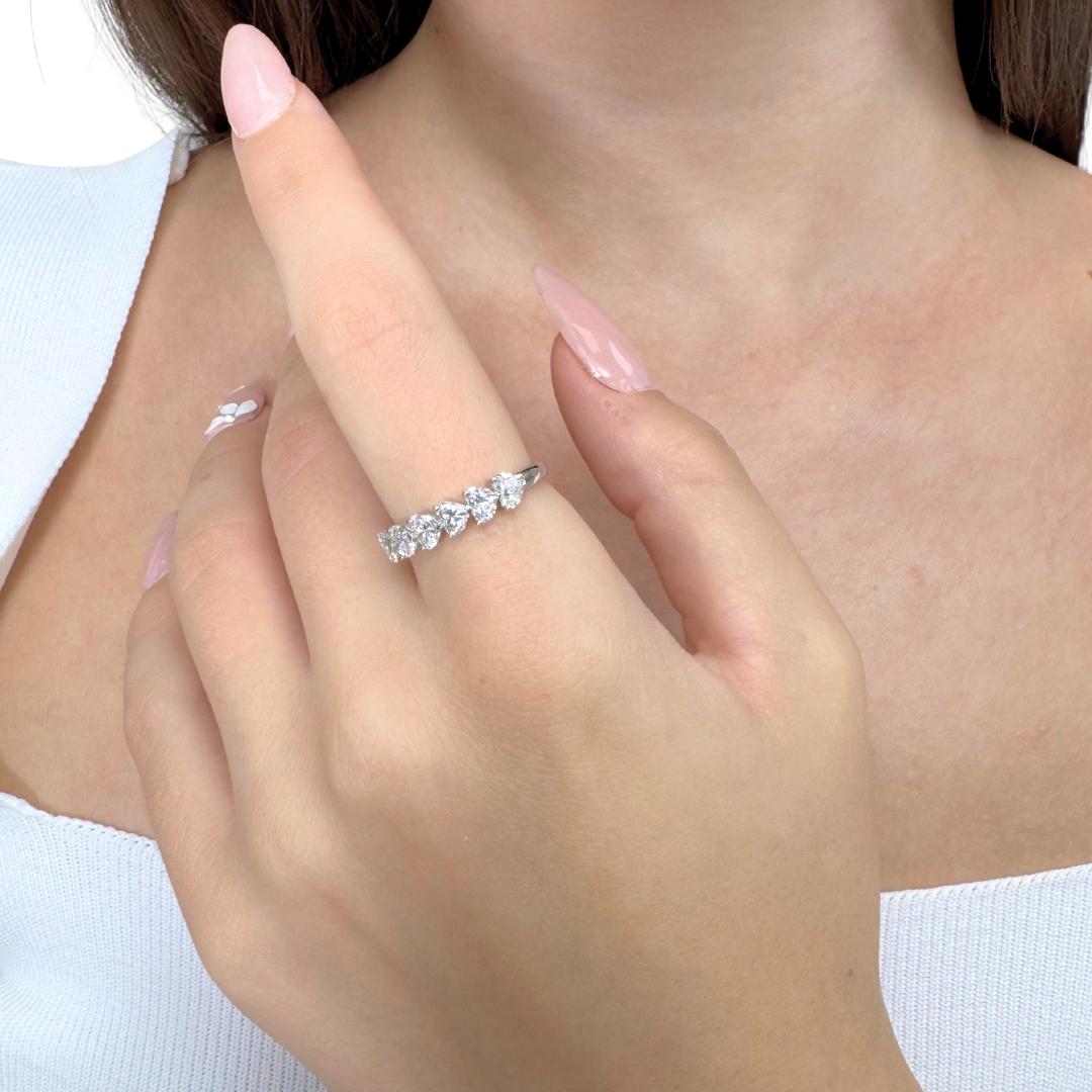Whiting - Bague en or blanc 18 carats avec 1,31 ct de diamants - certifié IGI

Célébrez l'amour dans sa forme la plus pure avec cette bague enchanteresse en or blanc 18 carats, ornée de six diamants en forme de cœur totalisant 1,31 ct. Chaque pierre