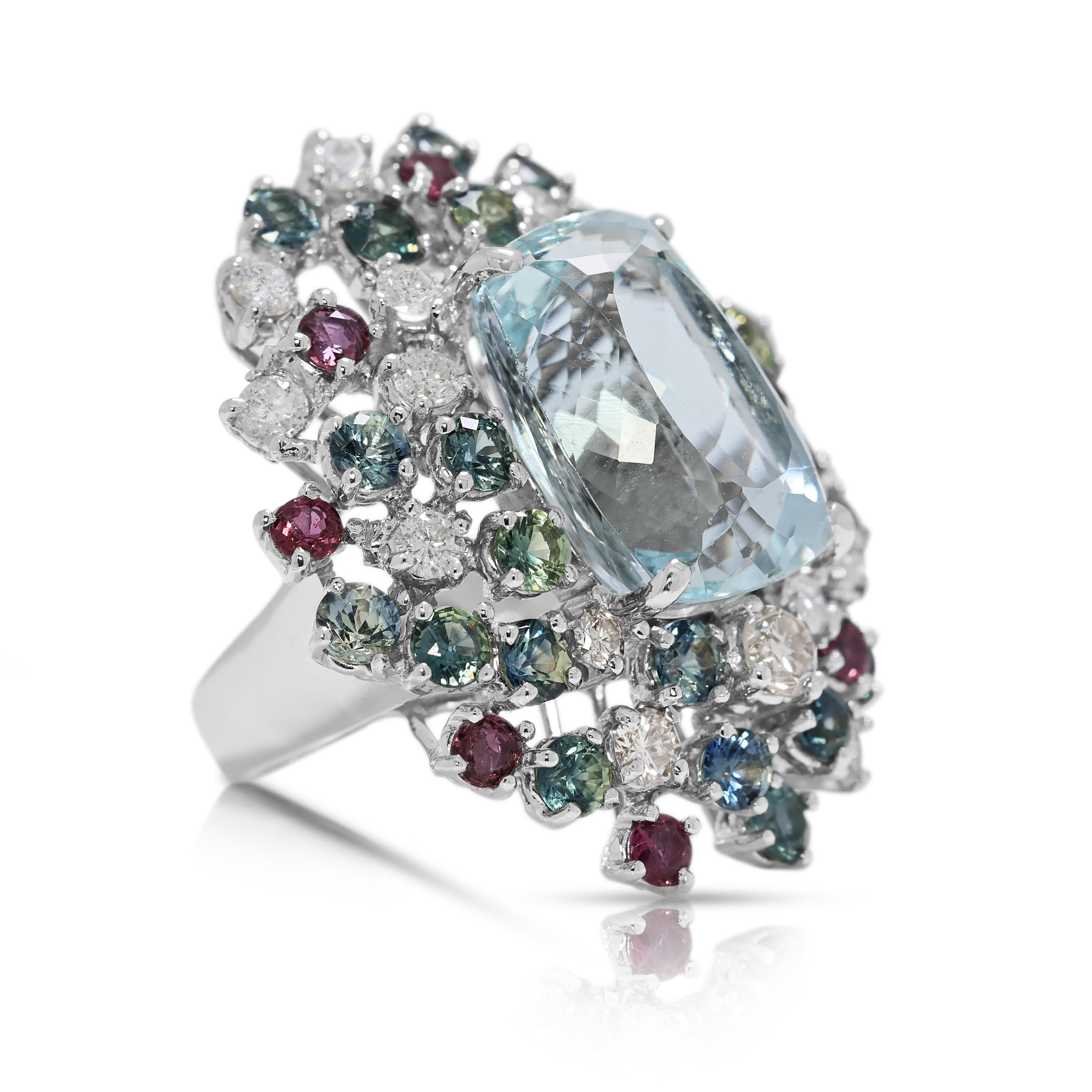 Atemberaubender 13,39ct Aquamarin, Diamant, Saphir & Rubin Cocktail Ring im Zustand „Hervorragend“ im Angebot in רמת גן, IL