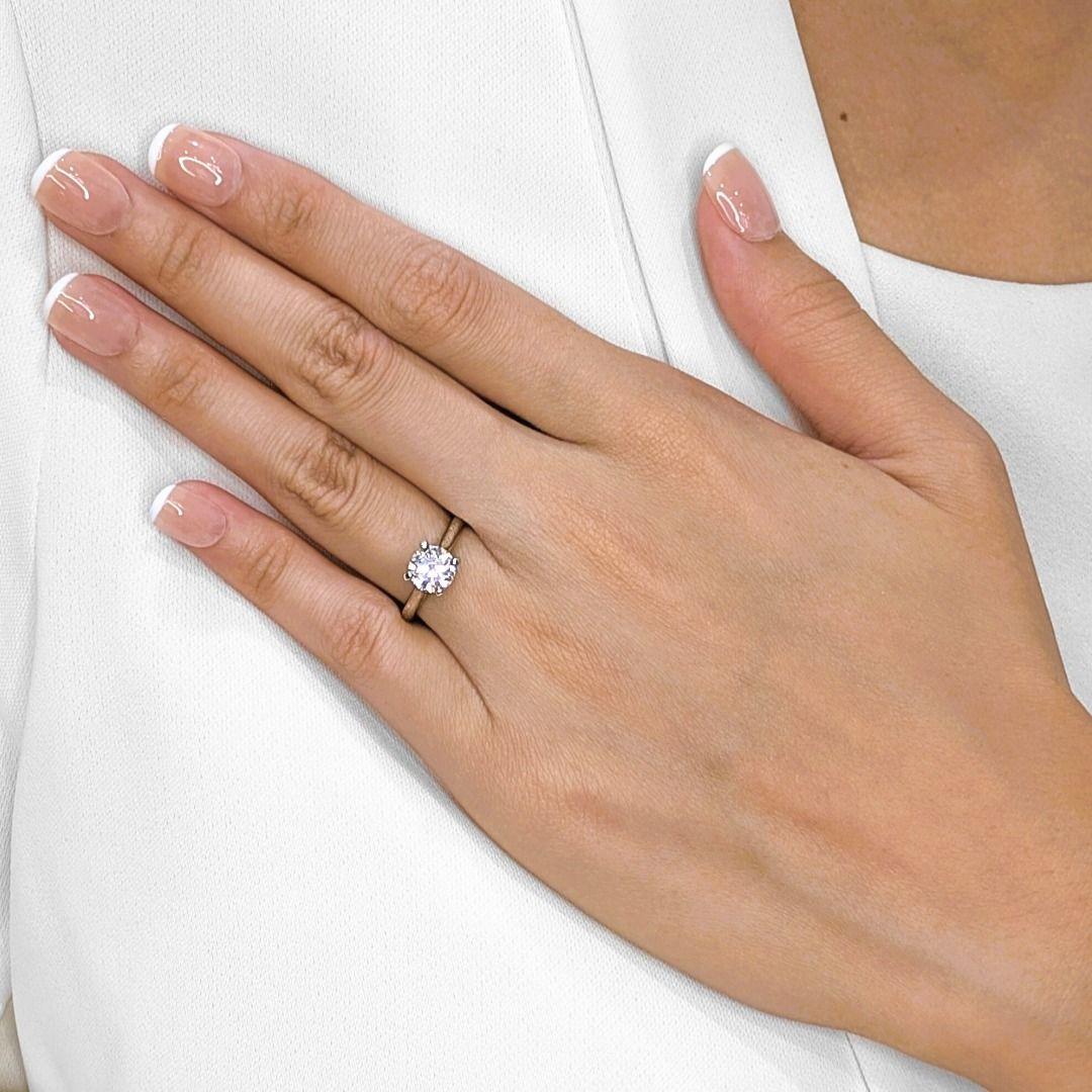 Dieser Ring von Cartier ist ein Meisterwerk zeitloser Eleganz. Im Mittelpunkt steht ein glänzender, runder Brillant von 1,33 Karat, der von GIA aufgrund seines außergewöhnlichen Funkelns und seiner Reinheit mit der Farbe G und der Reinheit VS