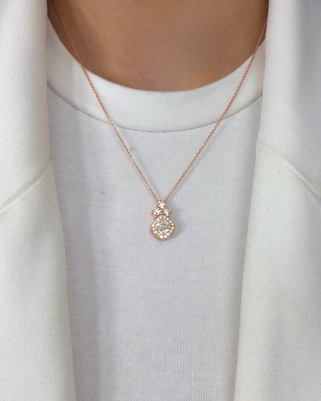 Superbe collier avec pendentif en or rose 18 carats de 1,35 ct de diamants - certifié IGI

Ce collier en or rose 18 carats est orné en son centre d'un diamant carré brillant de 0,90 carats de taille coussin. Dix-neuf diamants ronds d'une valeur
