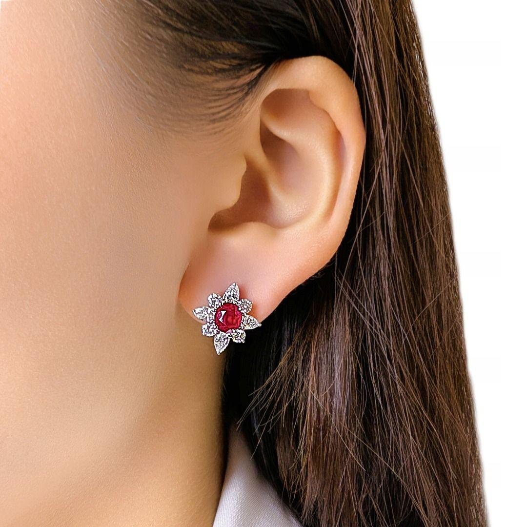 Ces boucles d'oreilles rayonnent d'une élégance intemporelle, mettant en vedette 2 rubis de taille ovale (0,6 ct au total) dans une riche teinte rouge, encadrés par 8 diamants en forme de poire (0,48 ct) et 8 diamants ronds de taille brillant (0,28