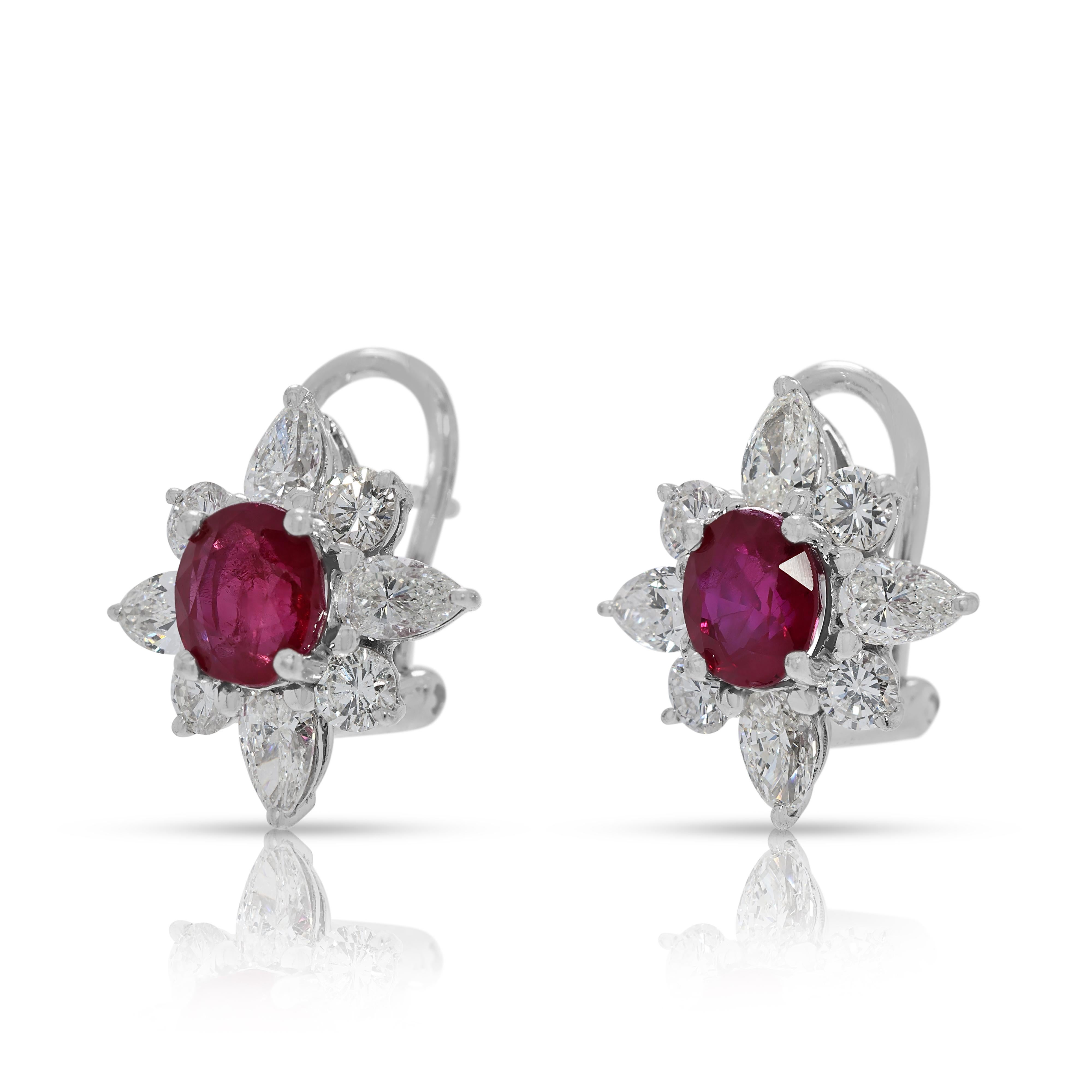 Taille ovale Boucles d'oreilles en or blanc 18 carats avec rubis et diamants de 1,36 ct. en vente