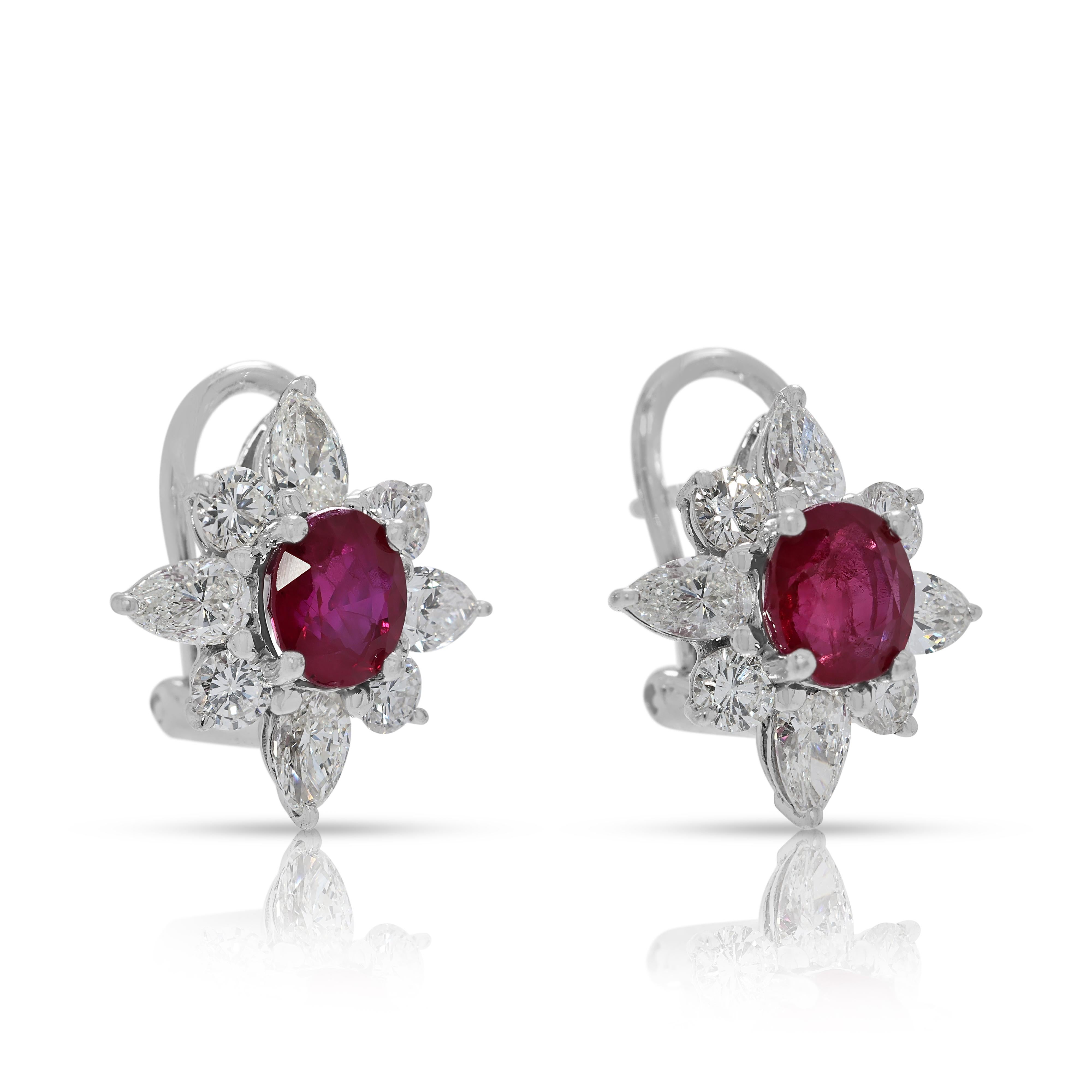 Boucles d'oreilles en or blanc 18 carats avec rubis et diamants de 1,36 ct. Excellent état - En vente à רמת גן, IL