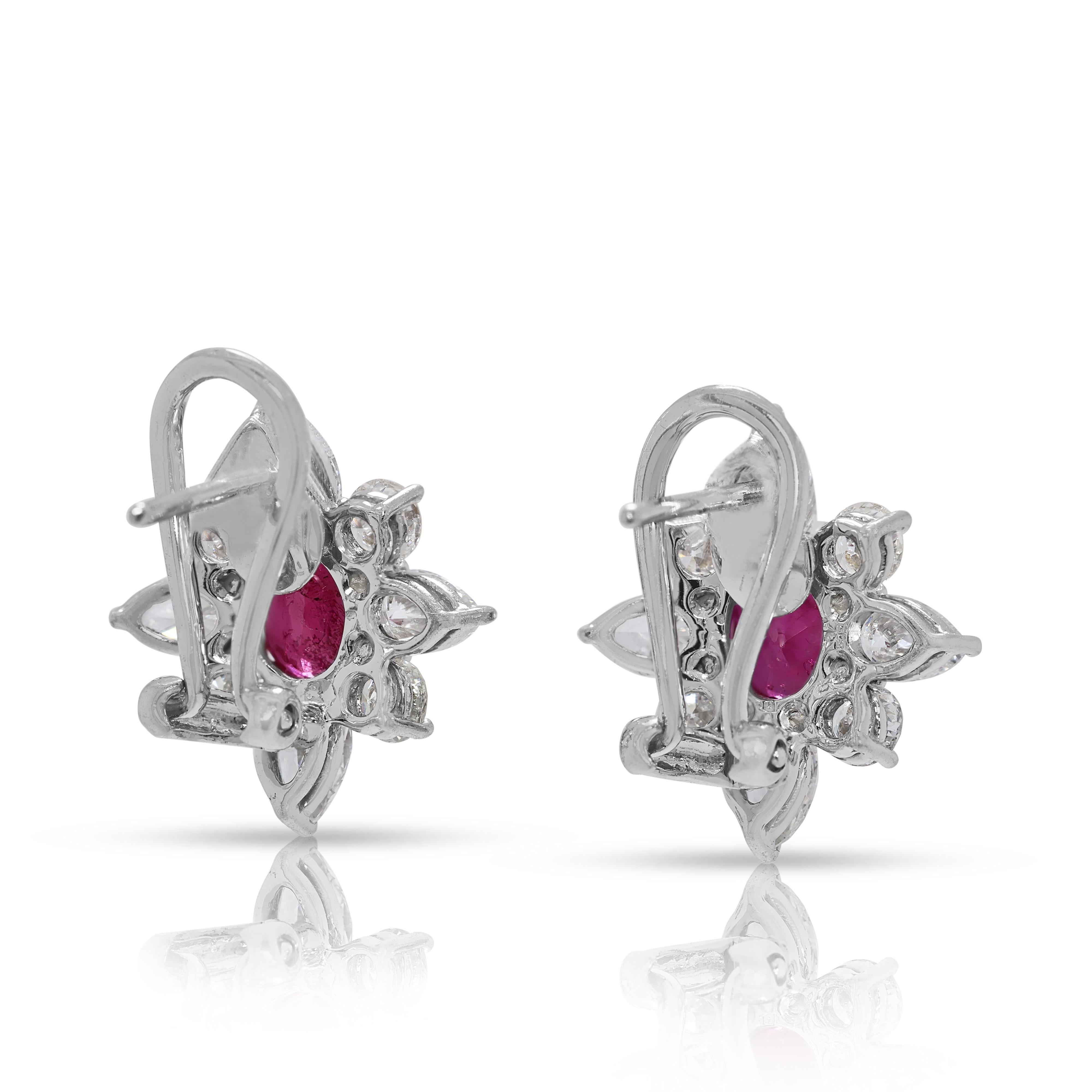 Boucles d'oreilles en or blanc 18 carats avec rubis et diamants de 1,36 ct. en vente 1