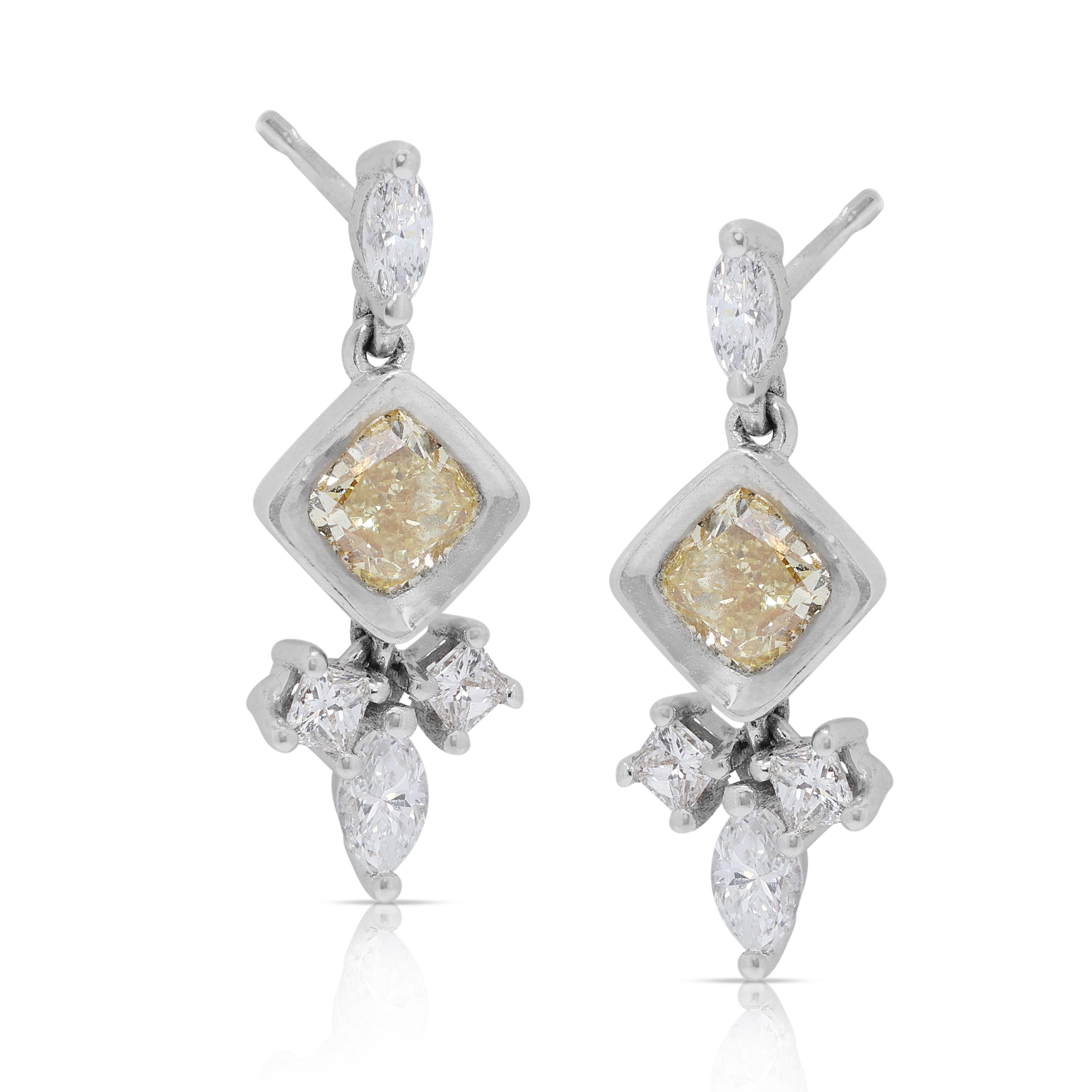 Taille coussin Boucles d'oreilles pendantes en or blanc 14 carats et diamants de 1,37 ct. en vente