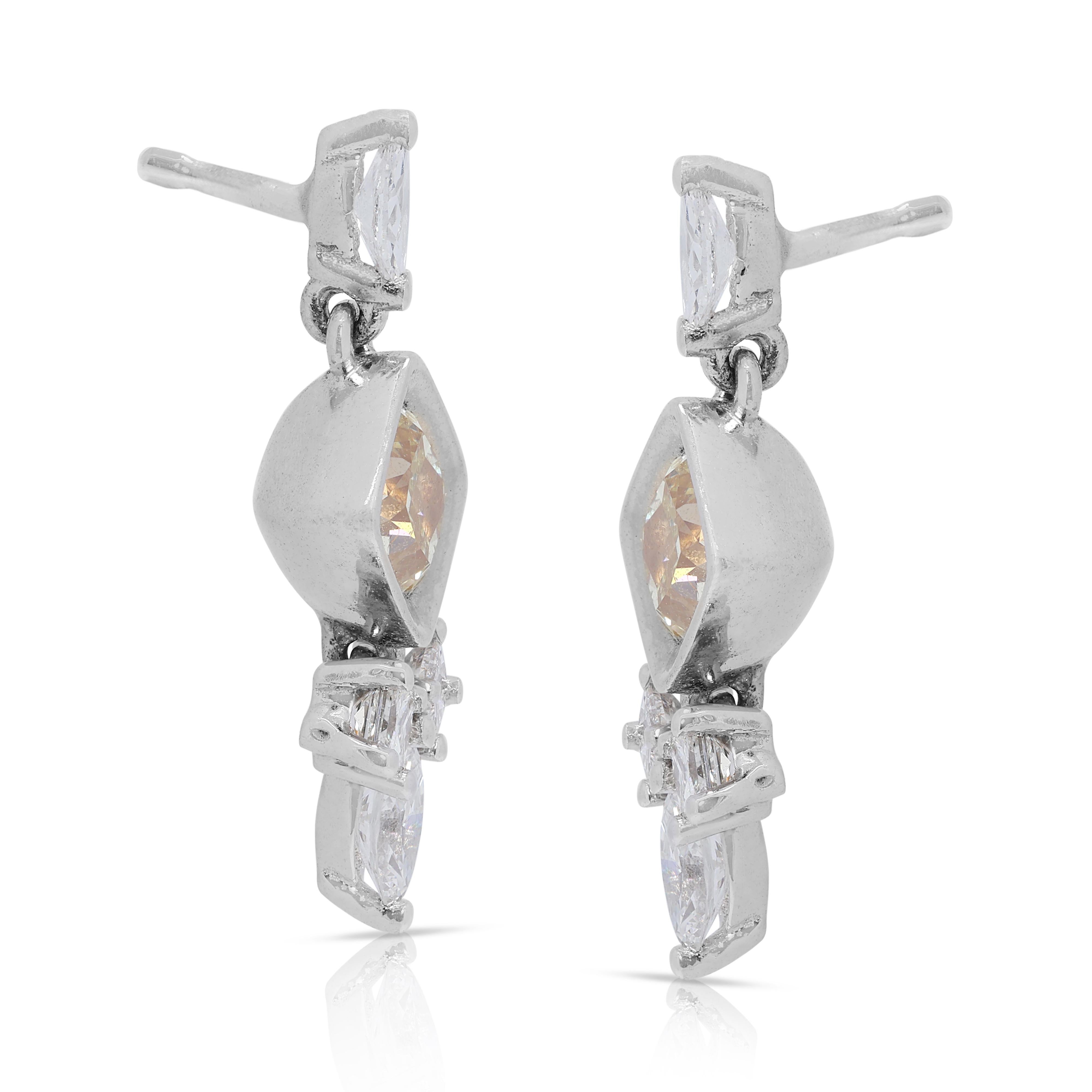 Boucles d'oreilles pendantes en or blanc 14 carats et diamants de 1,37 ct. Excellent état - En vente à רמת גן, IL