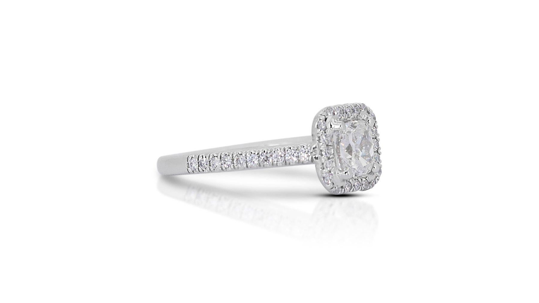 Stupendo anello aureolato con 1,37 carati di diamanti in oro bianco 18 carati - Certificato GIA

Questo squisito anello con aureola in oro bianco 18 carati presenta al centro uno splendido diamante da 1,05 carati con taglio a cuscino. Circondato da