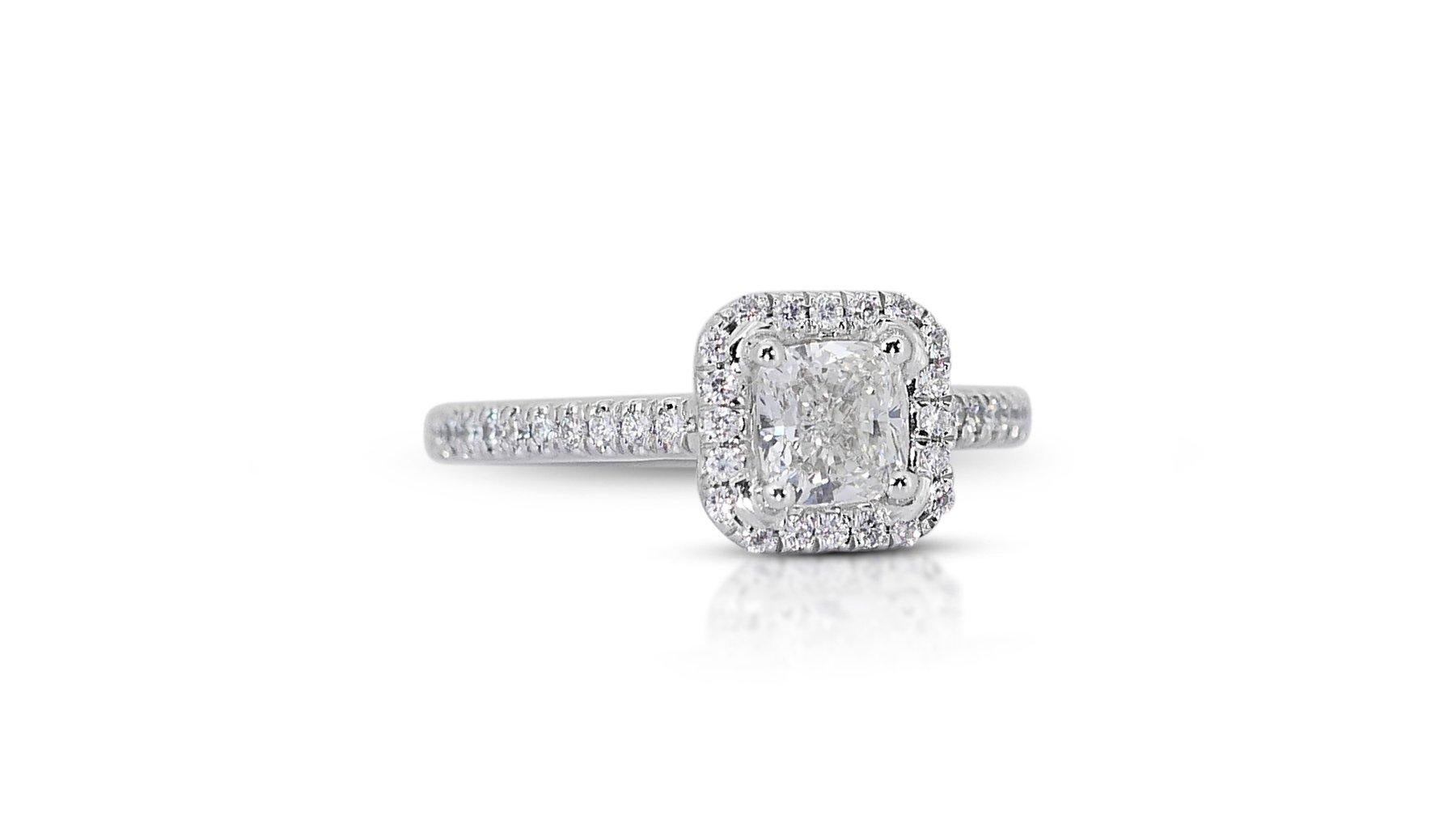 Taglio cuscino Stupendo anello aureolato con 1,37 carati di diamanti in oro bianco 18 carati - Certificato GIA in vendita