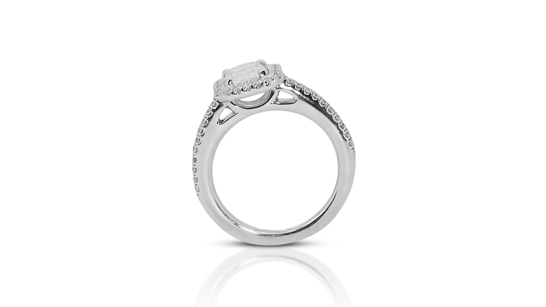 Stupendo anello aureolato con 1,37 carati di diamanti in oro bianco 18 carati - Certificato GIA in vendita 1