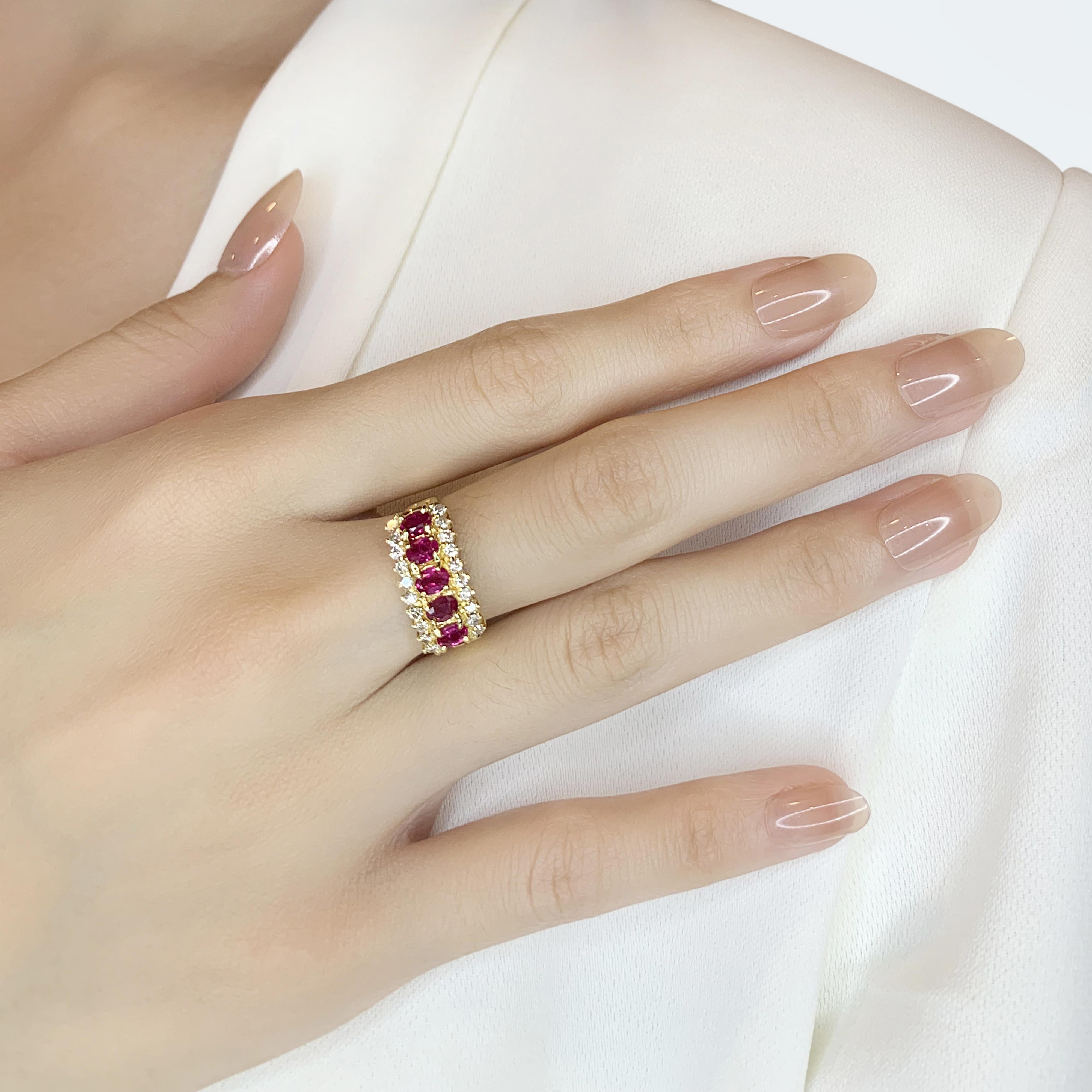 Faites-vous remarquer avec cette élégante bague en or jaune 18 carats, ornée de cinq rubis de forme ovale d'un poids total de 1,07 carat, mettant en valeur leur teinte rouge vibrante. Les rubis sont rehaussés de 20 diamants naturels ronds et